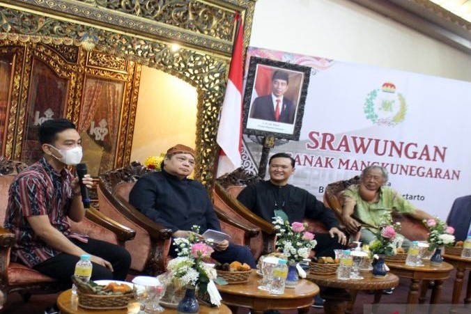 Menko Perekonomian Airlangga Hartarto (dua dari kiri) didampingi Wali Kota Surakarta Gibran Rakabuming Raka (paling kiri)