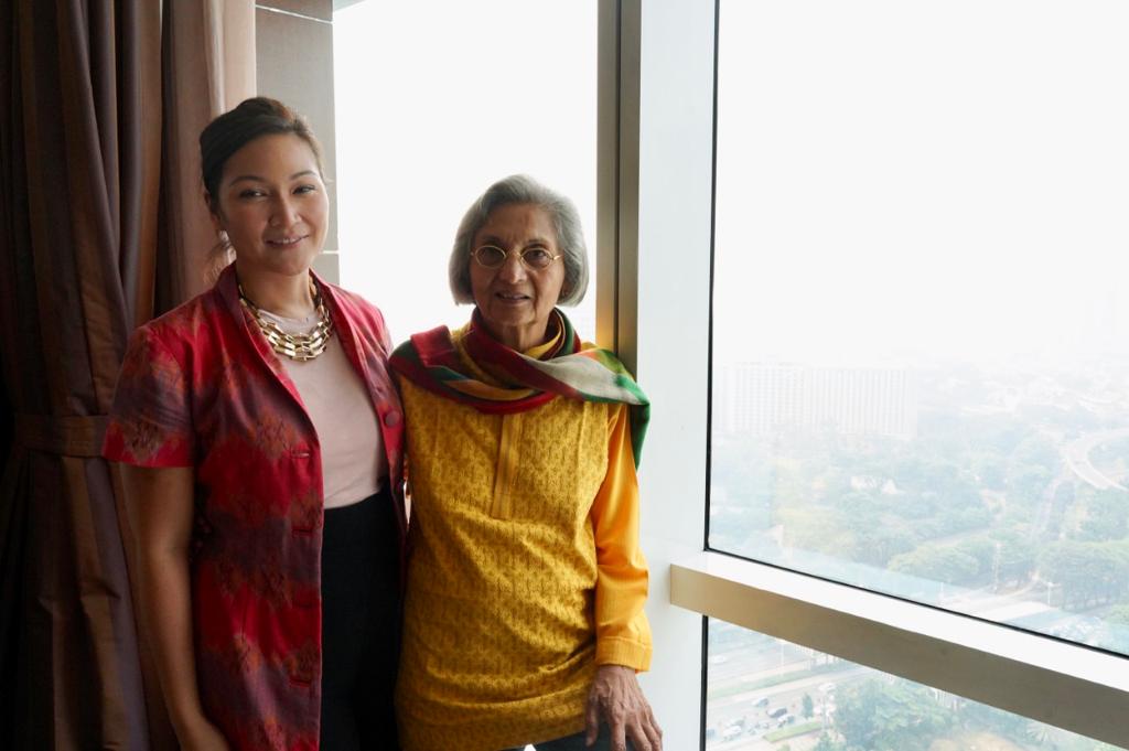 Carestha Widjaja bersama Ma Anand Sheela.