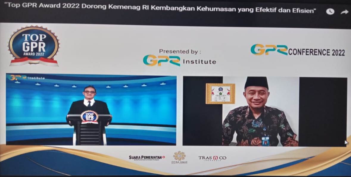 Kepala Biro Humas, Data dan Informasi Kemenag RI, Akhmad Fauzin, (kanan) menerima penghargaan Top GPR Award 2022.