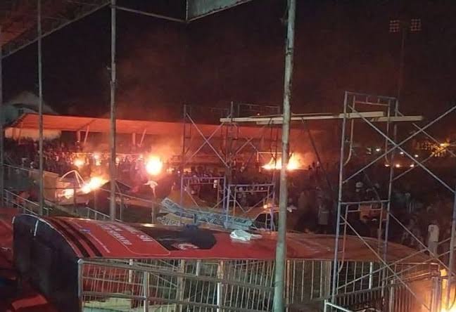 Stadion H Dimurthala di Lampineung, Aceh dibakar suporter
