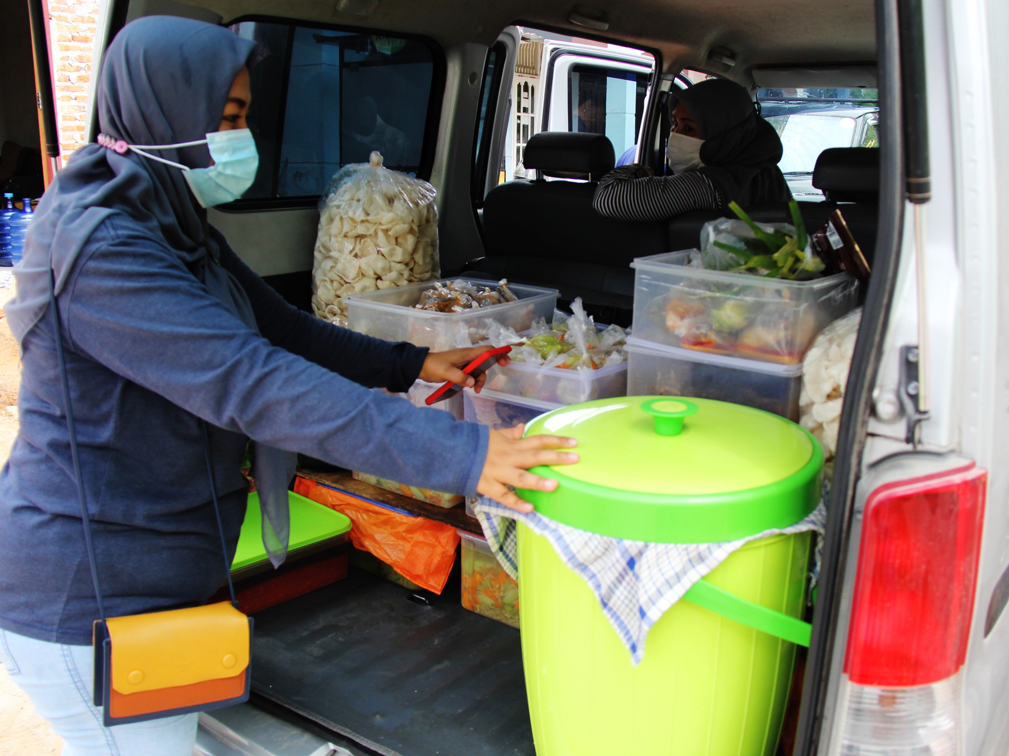 Pemilik usaha katering memeriksa wadah berisi makanan yang akan dikirim ke sebuah pabrik di Kota Dumai, Dumai, Riau.