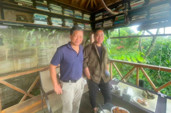 Wali Kota Surakarta Gibran Rakabuming Raka berfoto bersama pengamat politik Rocky Gerung di Sentul, Jawa Barat, Jumat (23/9/2022).