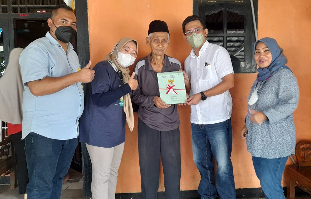 BPN Tangsel menyerahkan sertifikat tanah kepada warga Kelurahan Lengkong Gudang, Serpong. 