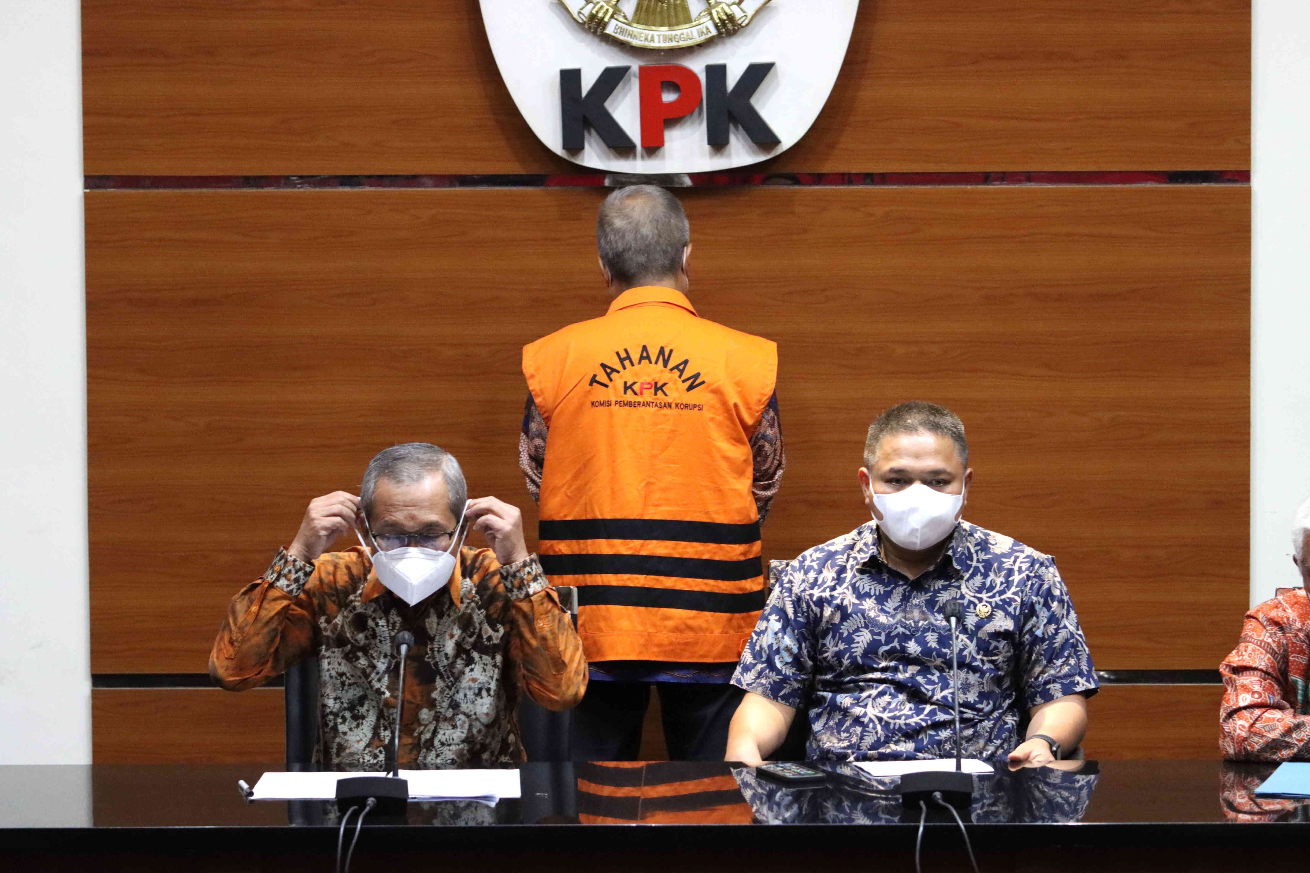 Tersangka Hakim Agung nonaktif Mahkamah Agung Sudrajad Dimyati (rompi tahanan) ditahan usai menjalani pemeriksaan, Jumat (23/9).