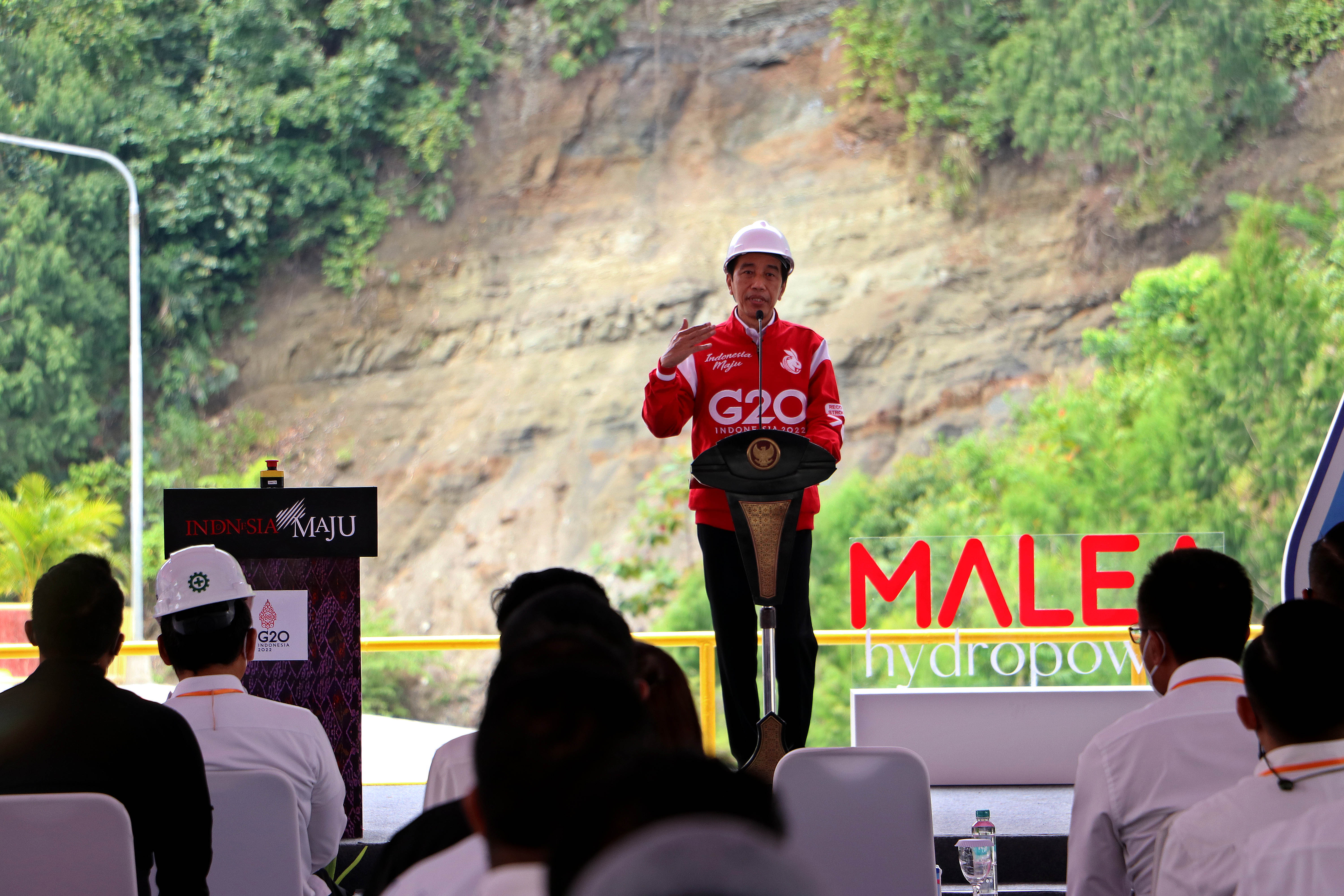 Presiden Jokowi menyampaikan pidato saat meresmikan PLTA di Poso, Sulawesi Tengah.