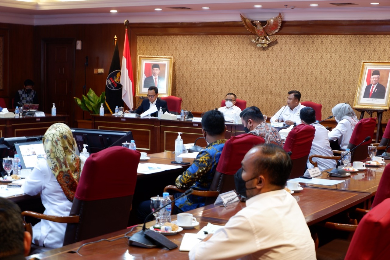 Rakor antara Menteri PANRB Abdullah Azwar Anas dan Apkasi serta Apeksi dan APPSI di Gedung Kementerian PANRB, Jakarta, Senin (12/9). 