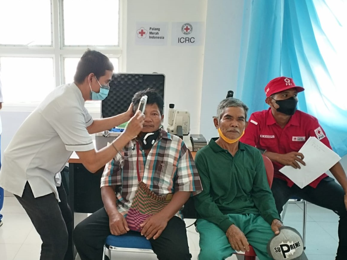 PMI dan ICRC telah melakukan kegiatan operasi katarak gratis sejak 2006 untuk menjangkau wilayah Indonesia bagian timur.