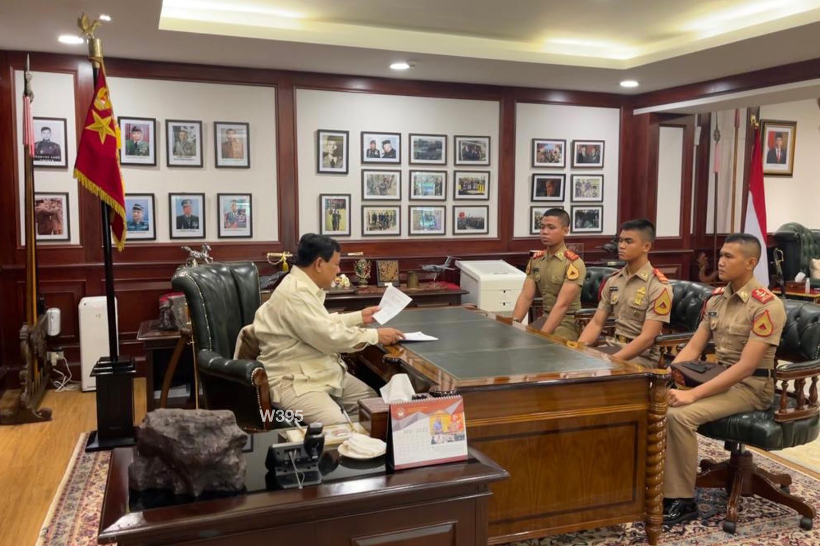 Menteri Pertahanan Prabowo Subianto (kiri) menerima tiga taruna yang akan menempuh pendidikan di Akmil AS.