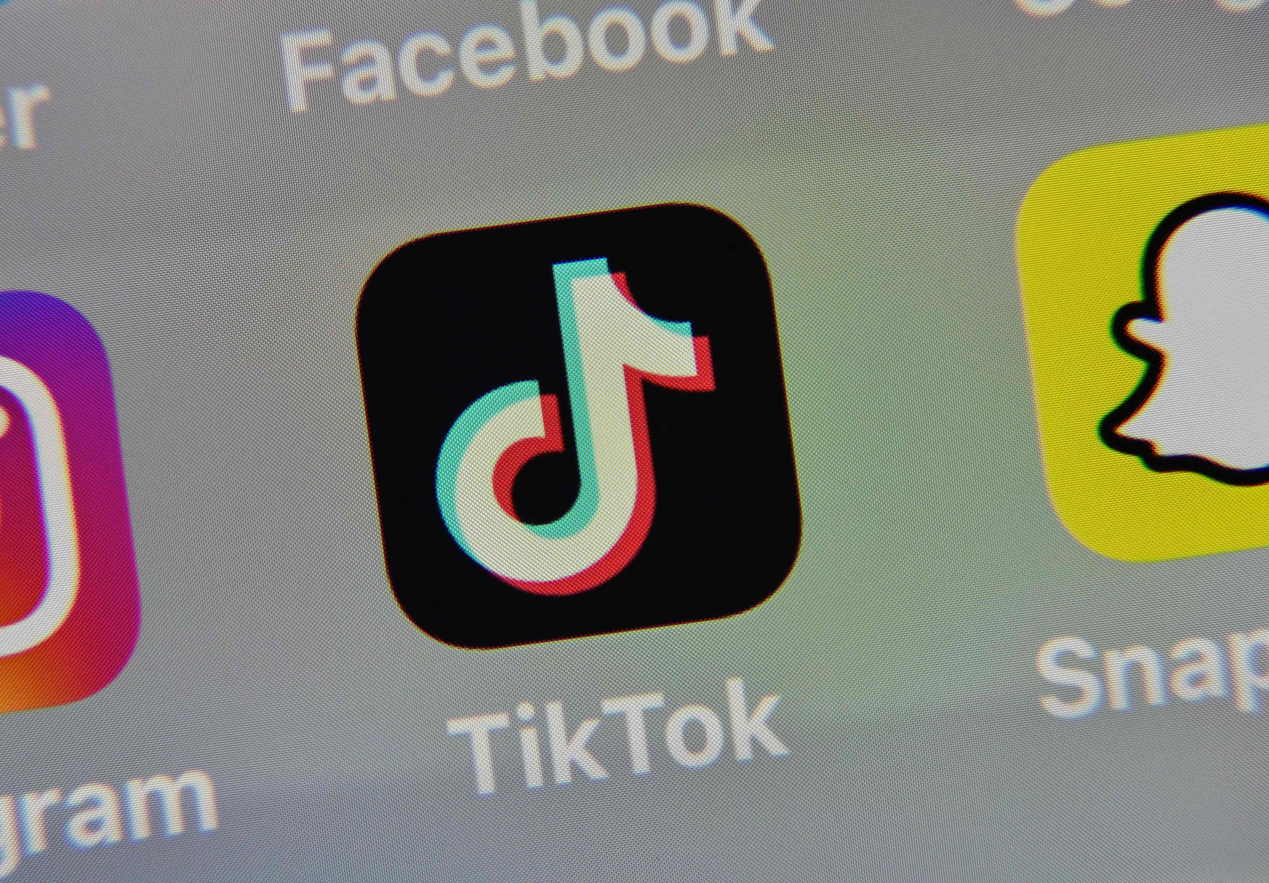 Logo Tiktok terlihat di sebuah ponsel.