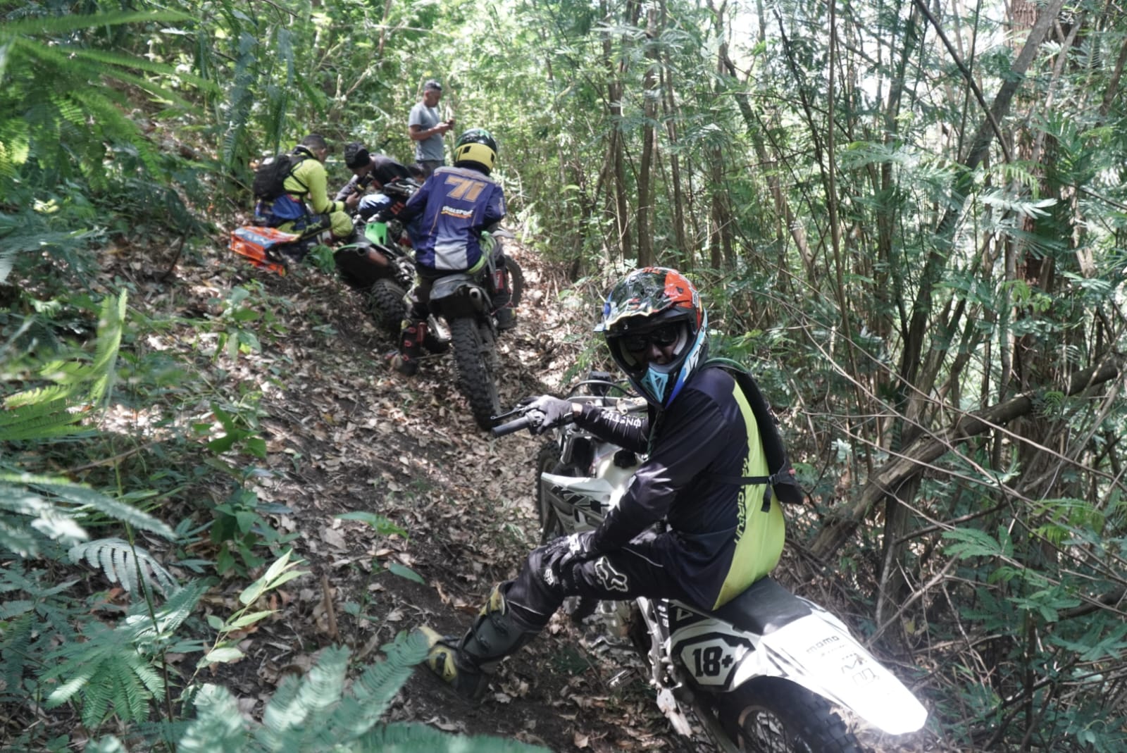 Para pemotor beraksi pada event Trail Trabas Ngada sebagai ajang penutupan Festival Wolobobo di Kabupaten Ngada, NTT, Sabtu (24/9).