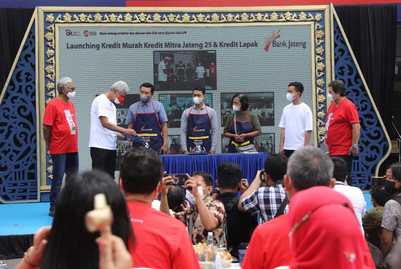 Gubernur Jawa Tengah Ganjar Pranowo meresmikan peluncuran Kredit Lapak Bank Jateng