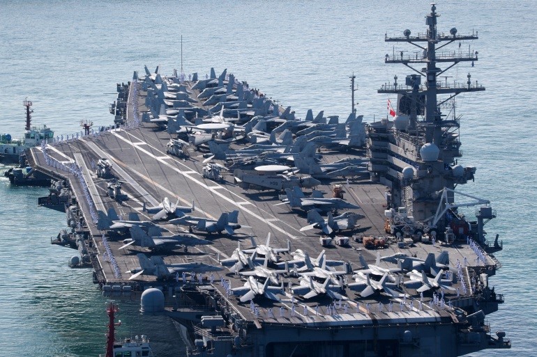 Kapal induk bertenaga nuklit USS Ronald Reagan mendekati pelabuhan di Busan, Korea Selatan, pada Jumat (23/9).