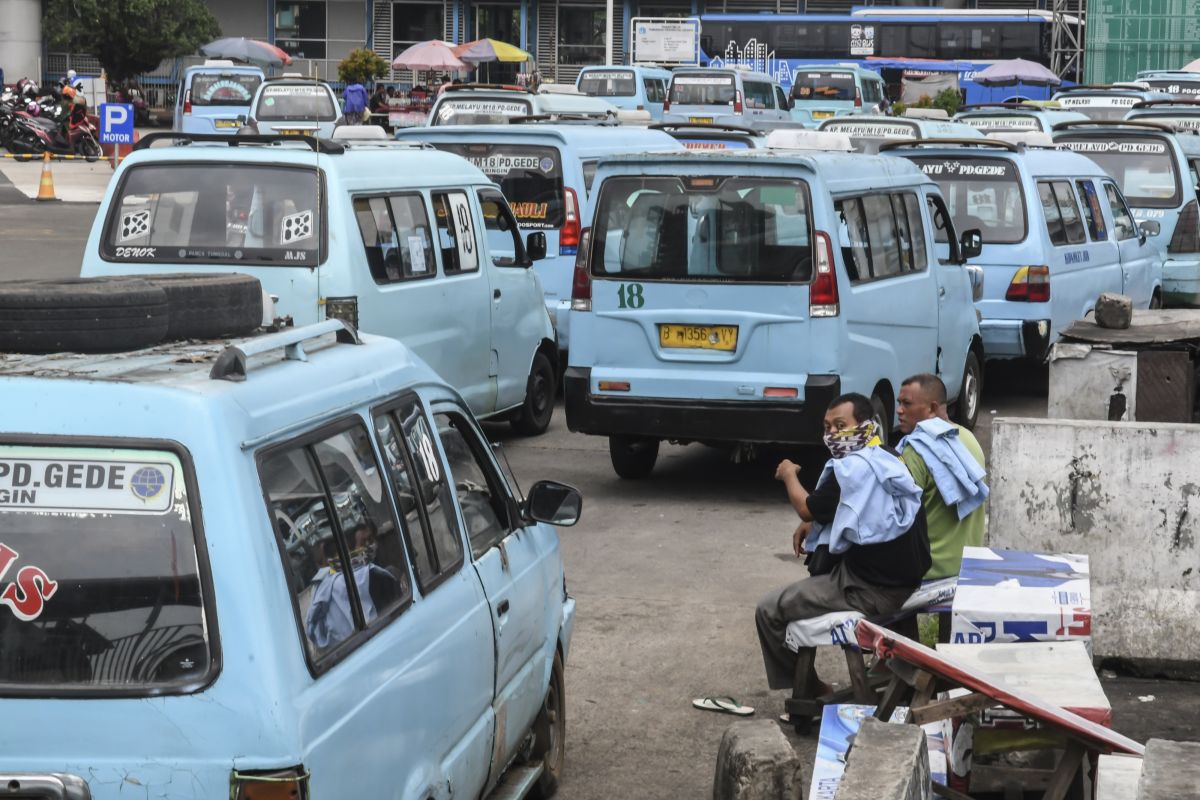 Pengemudi angkutan umum menunggu penumpang di Terminal Kampung Melayu, Jakarta, Rabu (15/4/2020).