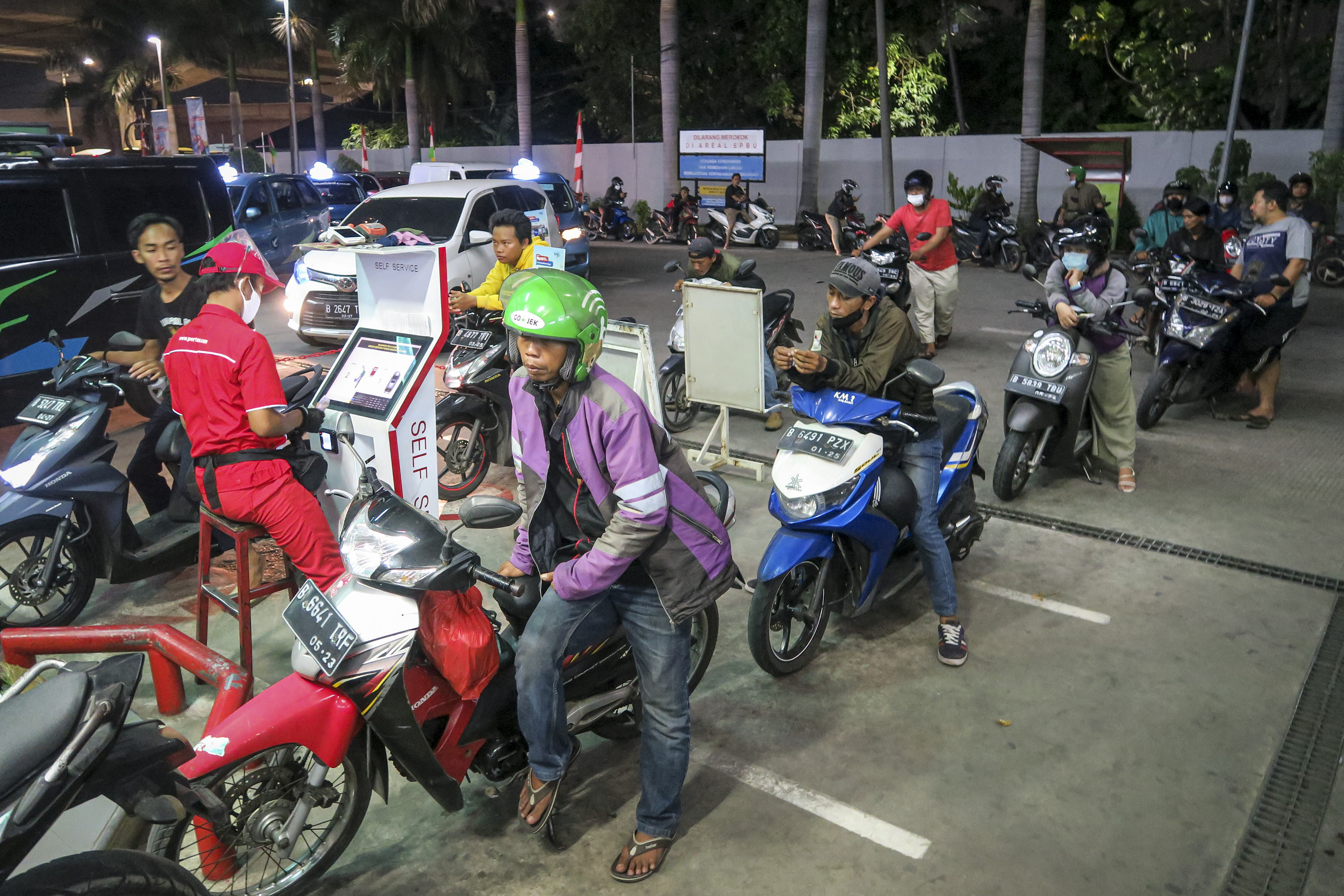 Sejumlah kendaraan bermotor antre untuk membeli bahan bakar minyak (BBM) pertalite di SPBU di Jakarta, Rabu (31/).