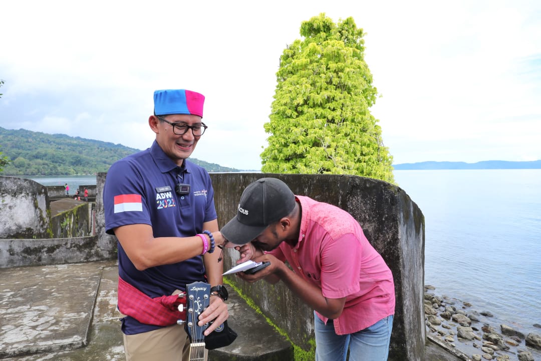 Menparekraf Sandiaga Uno mengunjungi Desa Wisata Negeri Hila, Kabupaten Maluku Tengah, Maluku dan menemui Jefri pegiat seni Jefri.