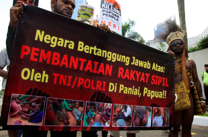 Belasan pengunjuk rasa dari Koalisi Peduli HAM Papua berunjuk rasa di Jalan Imam Bonjol, Jakarta, Senin (15/12/2014).