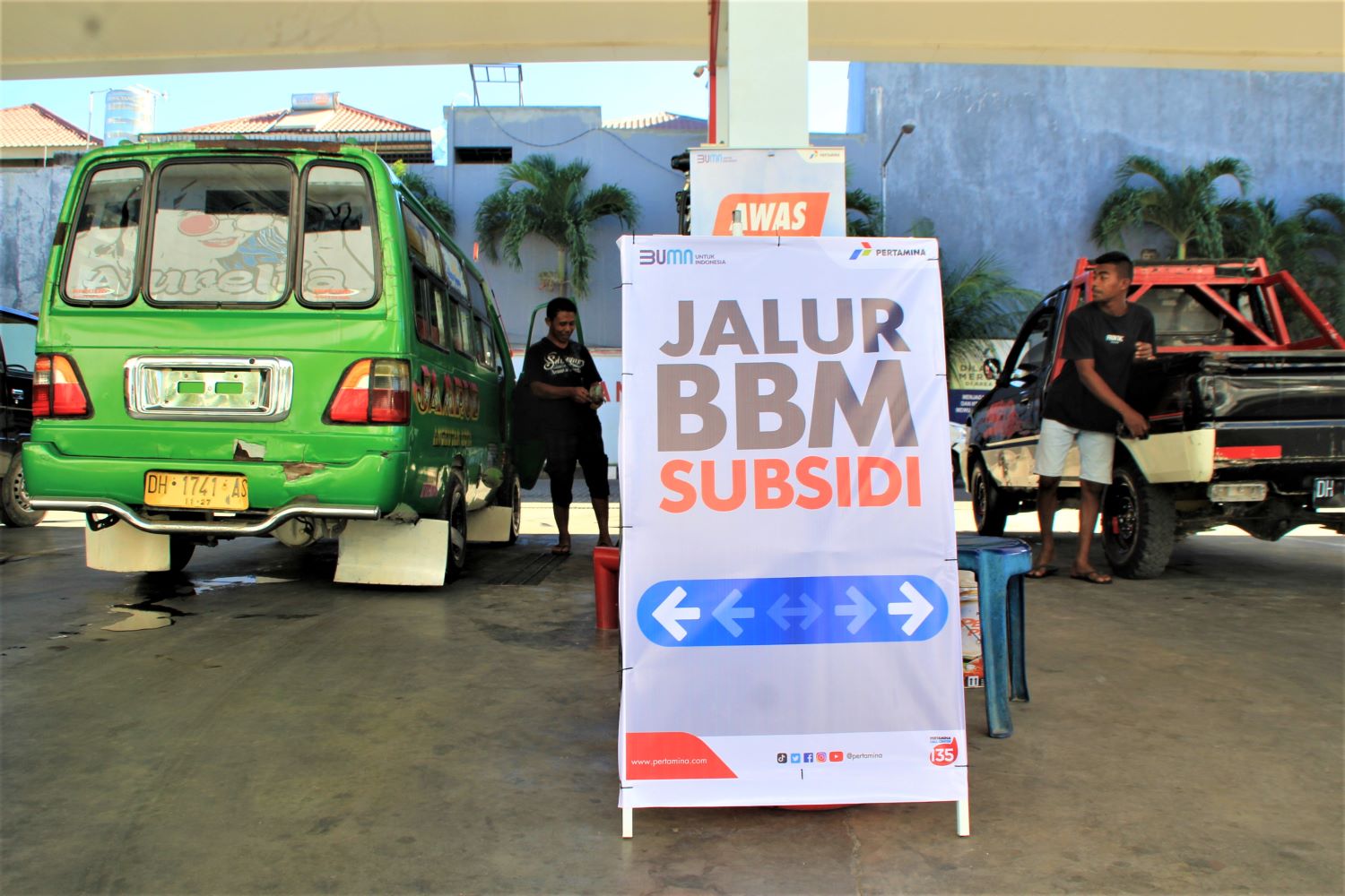 Kendaraan mengisi BBM bersubsidi