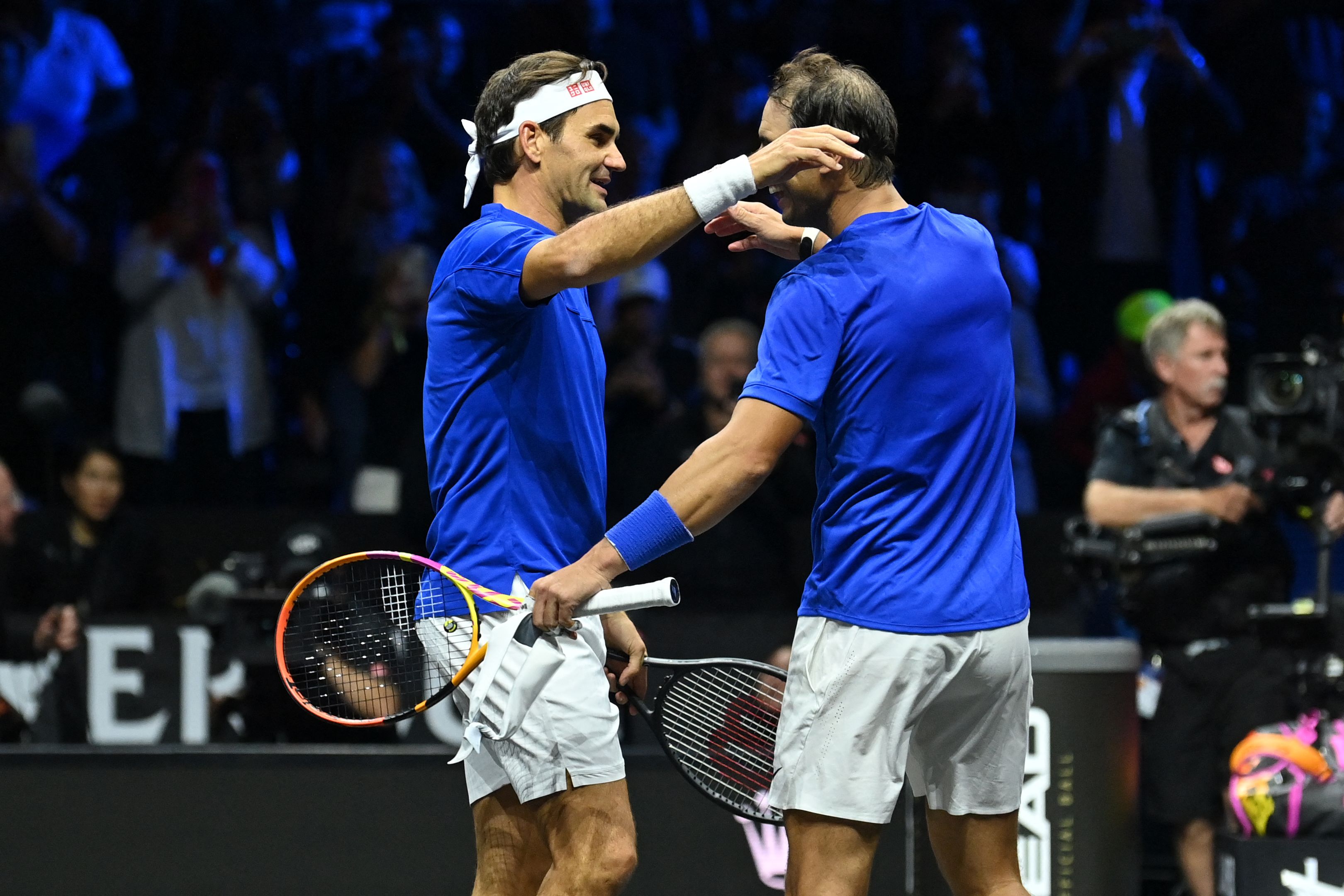 Petenis Swiss Roger Federer (kiri) berangkulan dengan petenis Spanyol Rafael Nadal yang mewakili Tim Eropa pada laga Laver Cup 2022. 