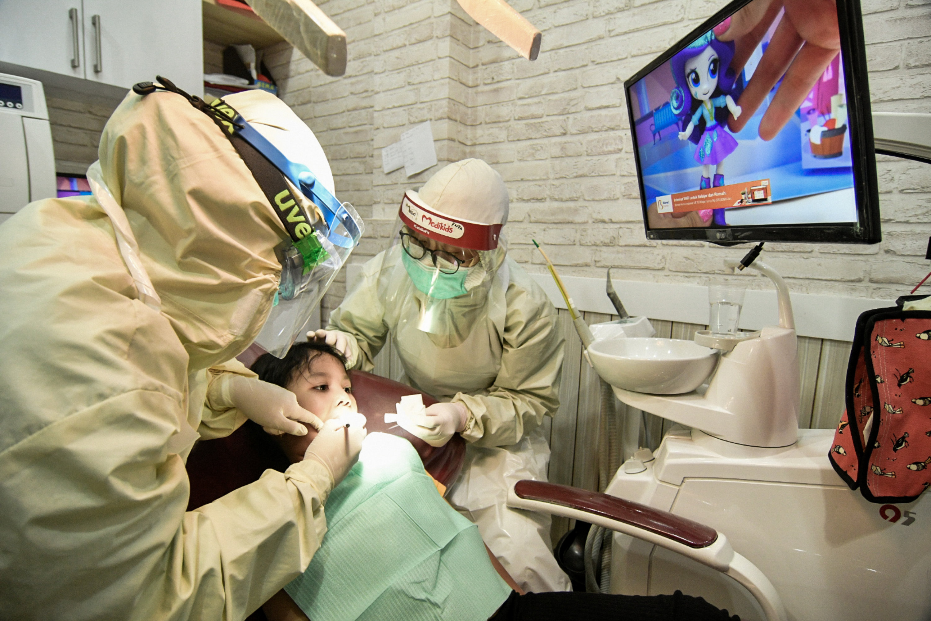 Dokter gigi memeriksa pasien anak di salah satu klinik di Kemang, Jakarta Selatan.