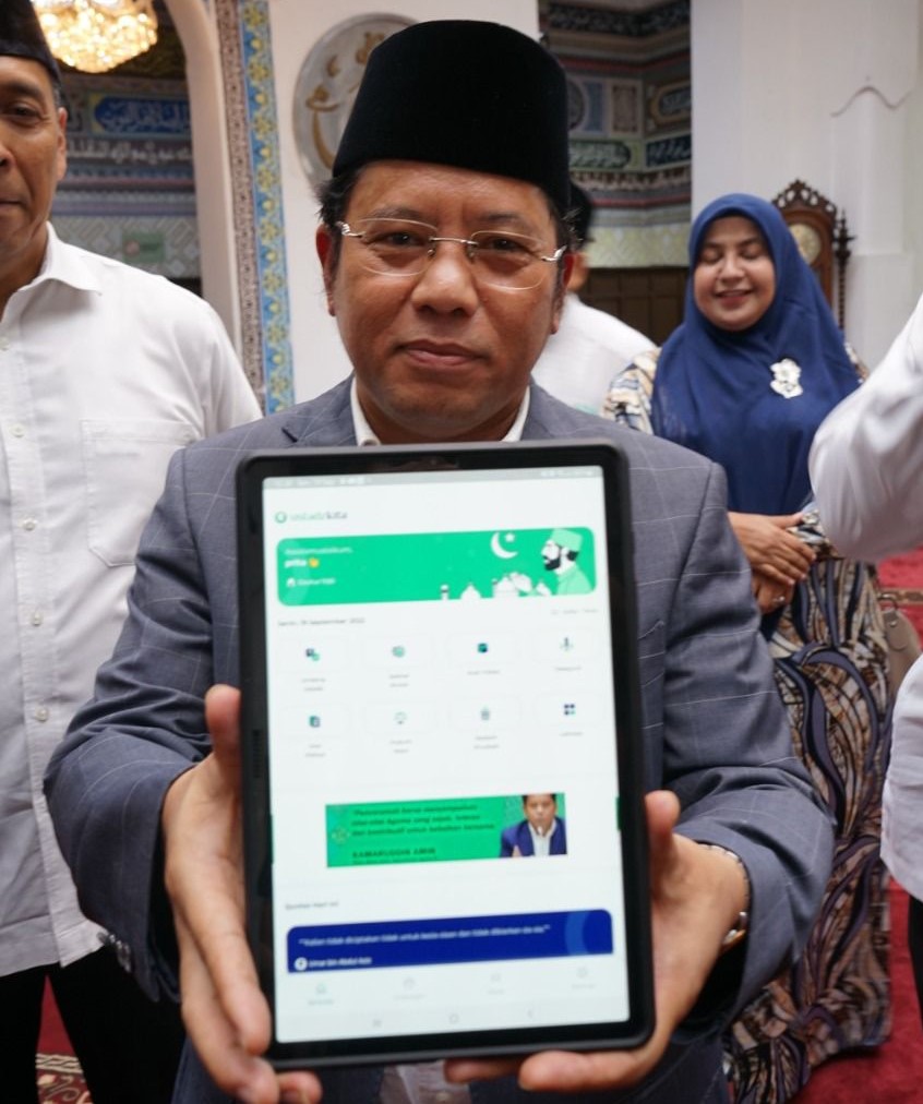 Direktur Jenderal Bimas Islam, Kamaruddin Amin, memperlihatkan aplikasi UstdzKita