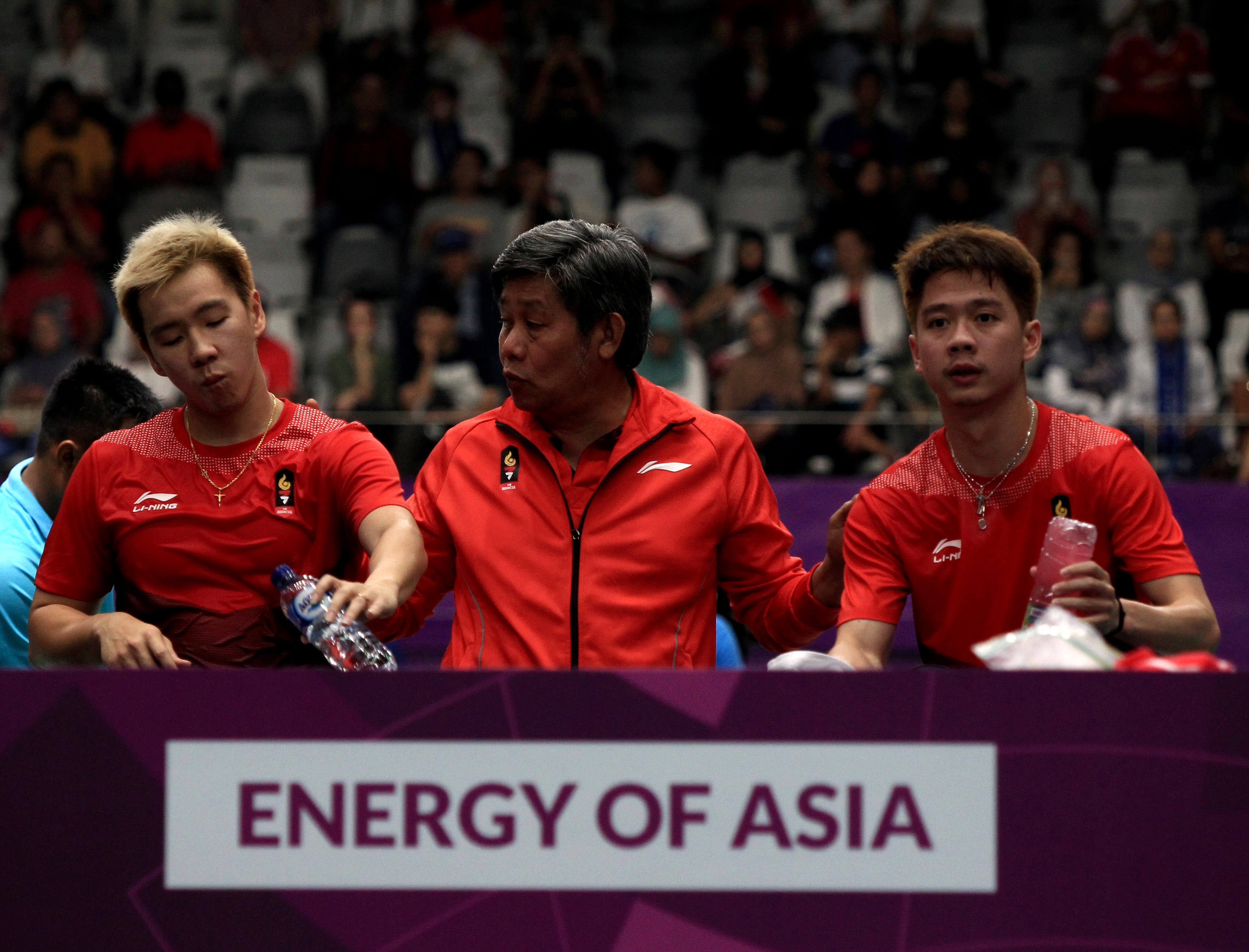 Herry Iman Pierngadi (tengah) bersama pebulu tangkis Marcus Fernaldi Gideon (kiri) dan Kevin Sanjaya Sukamuljo