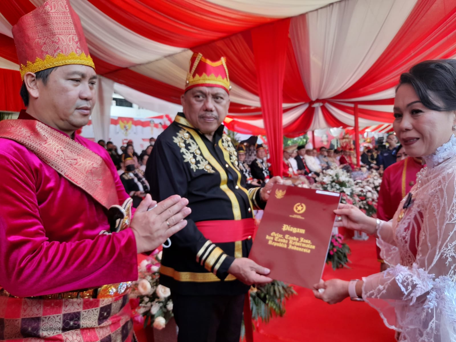 Gubernur Sulut Olly Dondokambey didampingi Wakil Gubernur Steven Kandouw beri penghargaan pada acara HUT Pemprov Sulut ke 58.