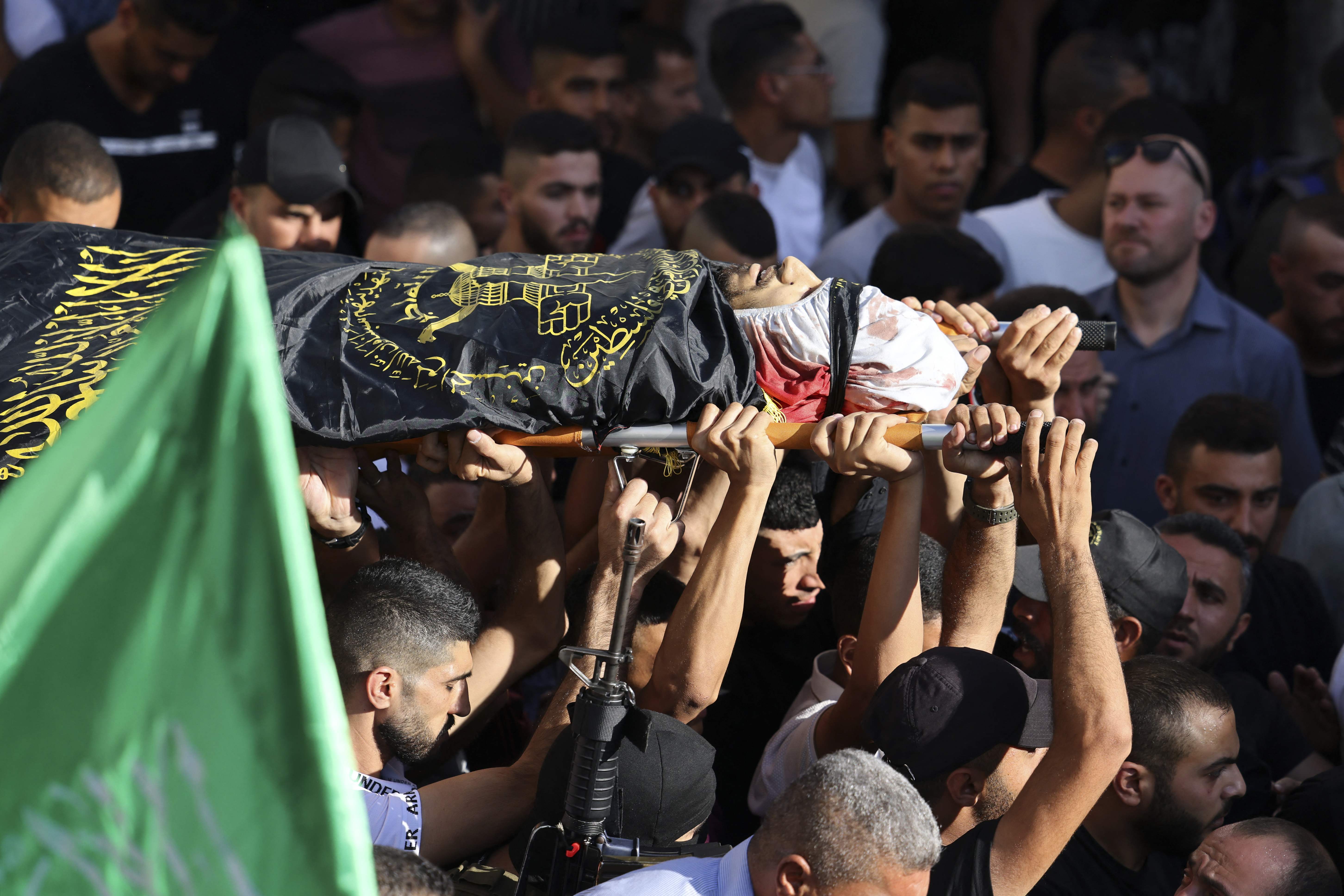 Warga Palestina menghadiri upacara pemakanan rekan mereka yang tewas dalam razia Israel di Jenin, Tepi Barat.