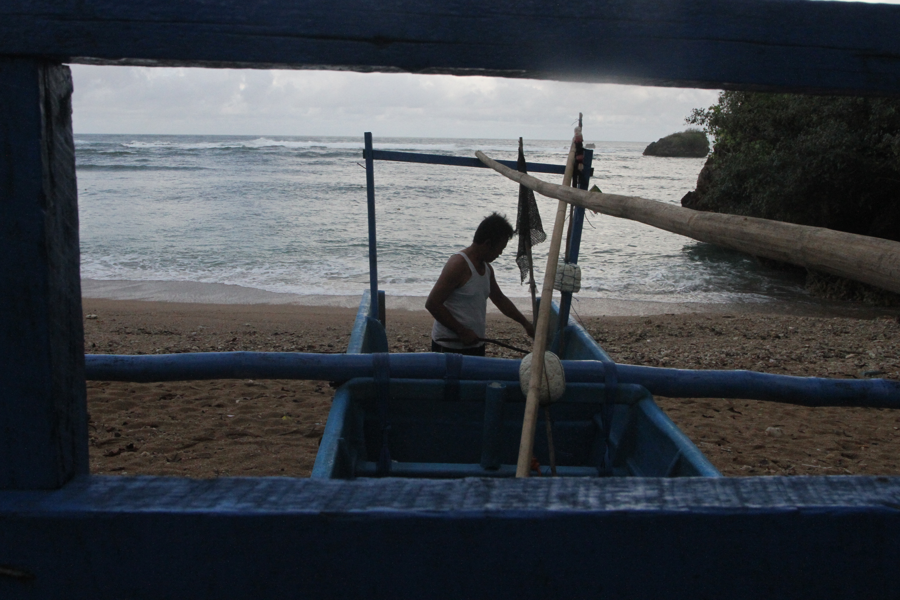 Seorang nelayan di pantai Kondangmerak, Malang, Jawa Timur, Sabtu (24/9), sudah seminggu tidak melaut karena gelombang tinggi.