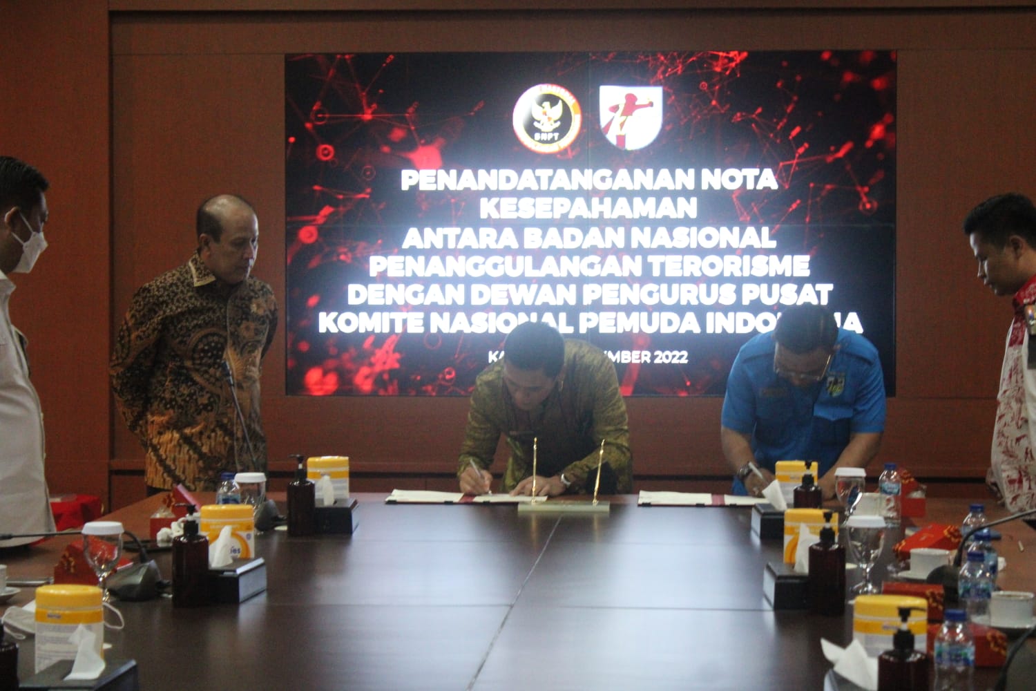 etua Umum DPP KNPI Haris Pertama saat penandatanganan MoU antara BNPT dengan KNPI di kantor BNPT Komplek IPSC Sentul-Bogor (22/