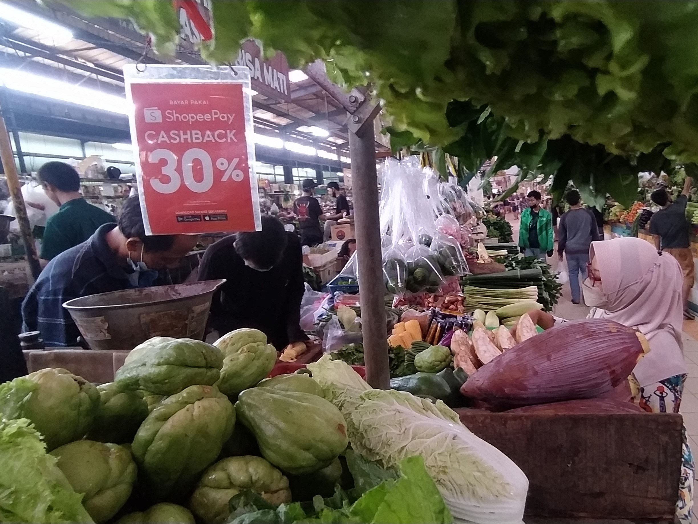 Warga berbelanja di Pasar Modern BSD, Tangerang, Selatan, belum lama ini.