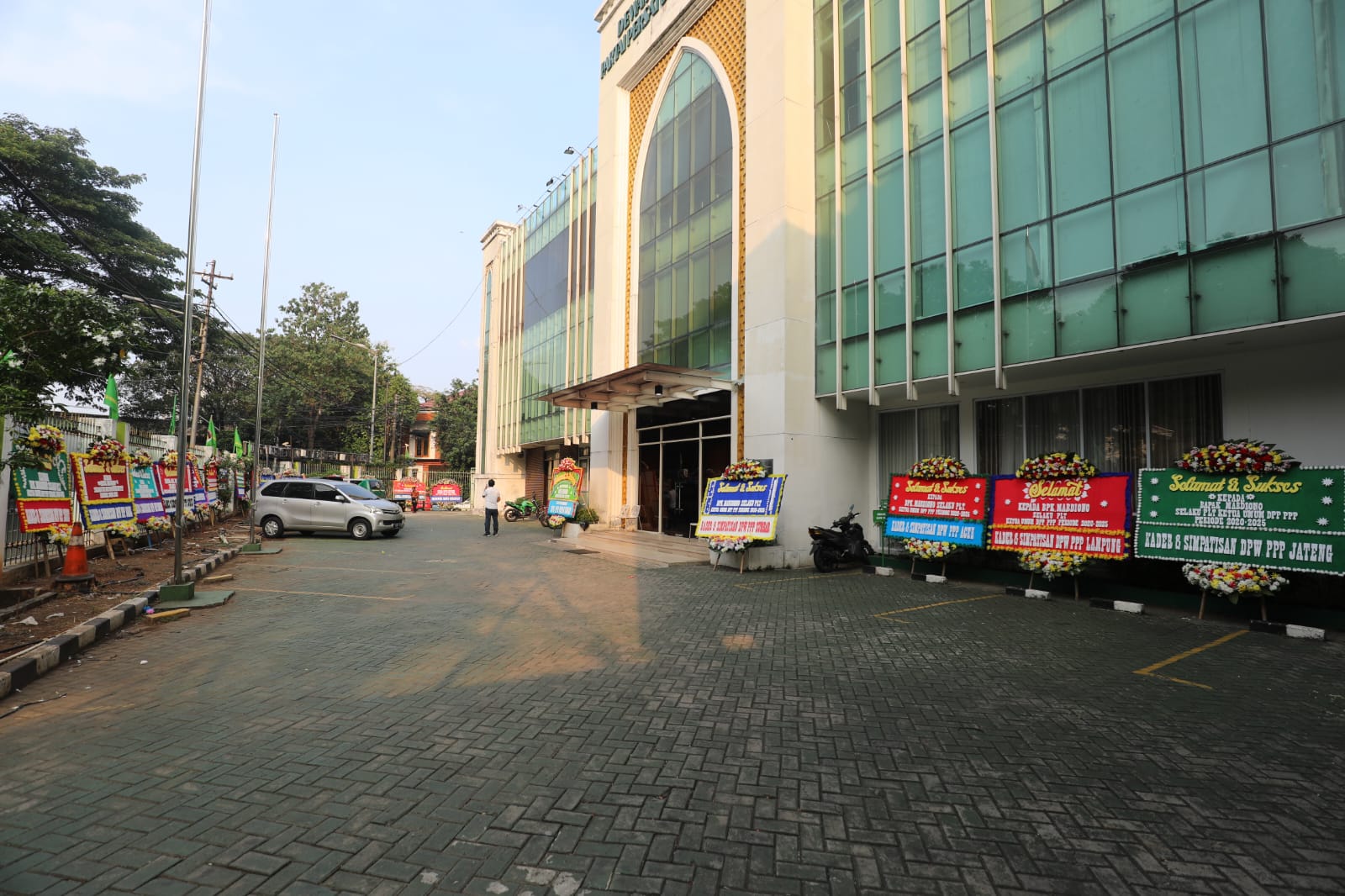 Puluhan karangan bunga ucapan selamat kepada Plt Ketum PP diletakkan di depan pintu masuk DPP PPP, Menteng, Jakarta Pusat, Kamis (8/9/2022)