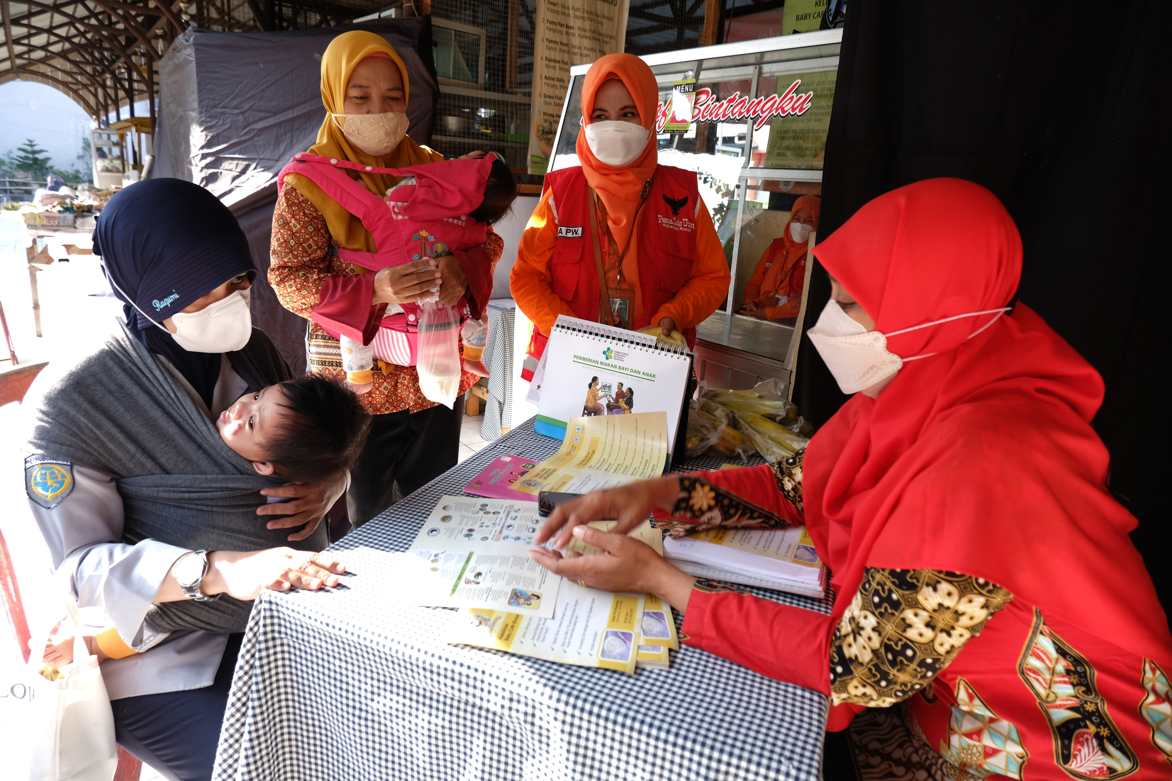 Ilustrasi.Anggota Forum Kesehatan Kelurahan Mojosongo melayani warga yang membeli MPASI untuk balita di Solo, Jawa Tengah,Sabtu (27/8/2022).