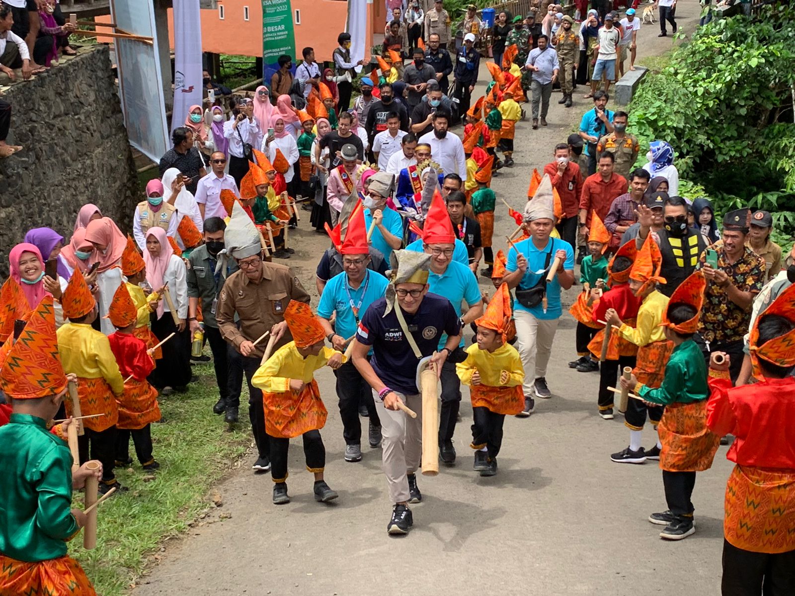 Mas Menteri Sandiaga Uno bergoyang dan menari mengikuti gerakan 50 siswa SD yang membawakan tarian Gandrang Bulo. 