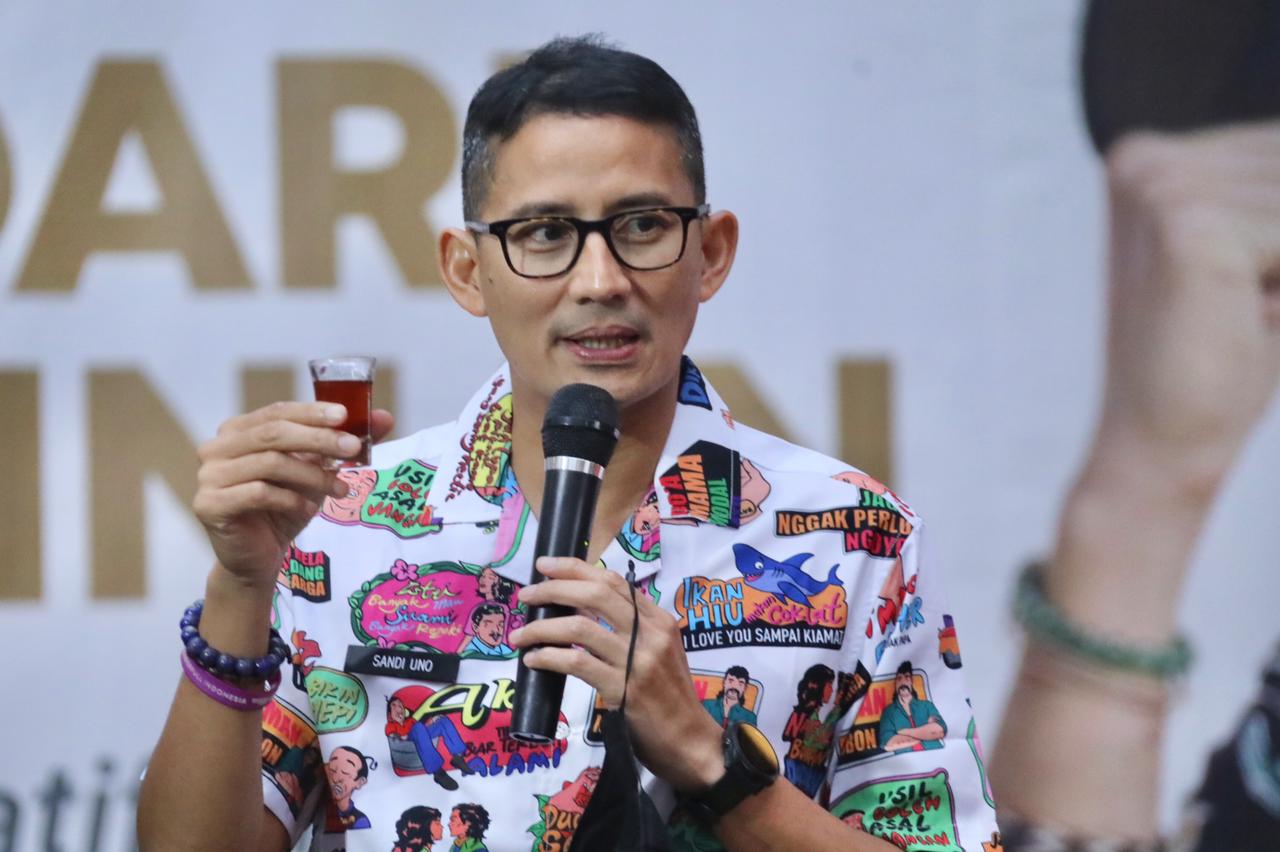 Menparekraf Sandiaga Uno saat memberikan pelatihan tentang kopi dan barista di Cianjur, Jawa Barat pada Kamis (22/9/2022)