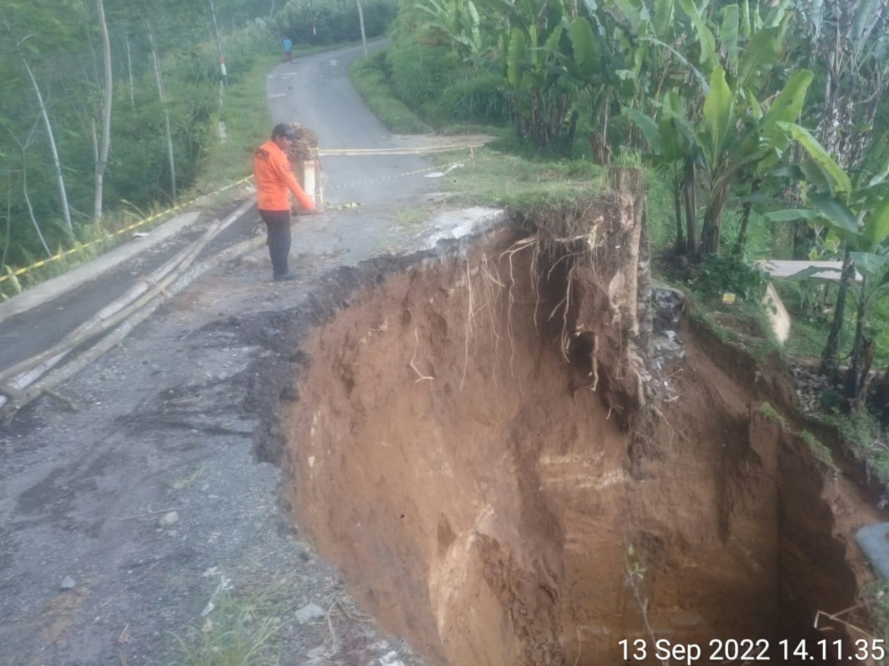 Akses jalan utama ke Desa Binangun, Kecamatan Watumalang, Kabupaten Wonosobo, Jawa Tengah, terputus akibat tanah longsor, Selasa (13/9).