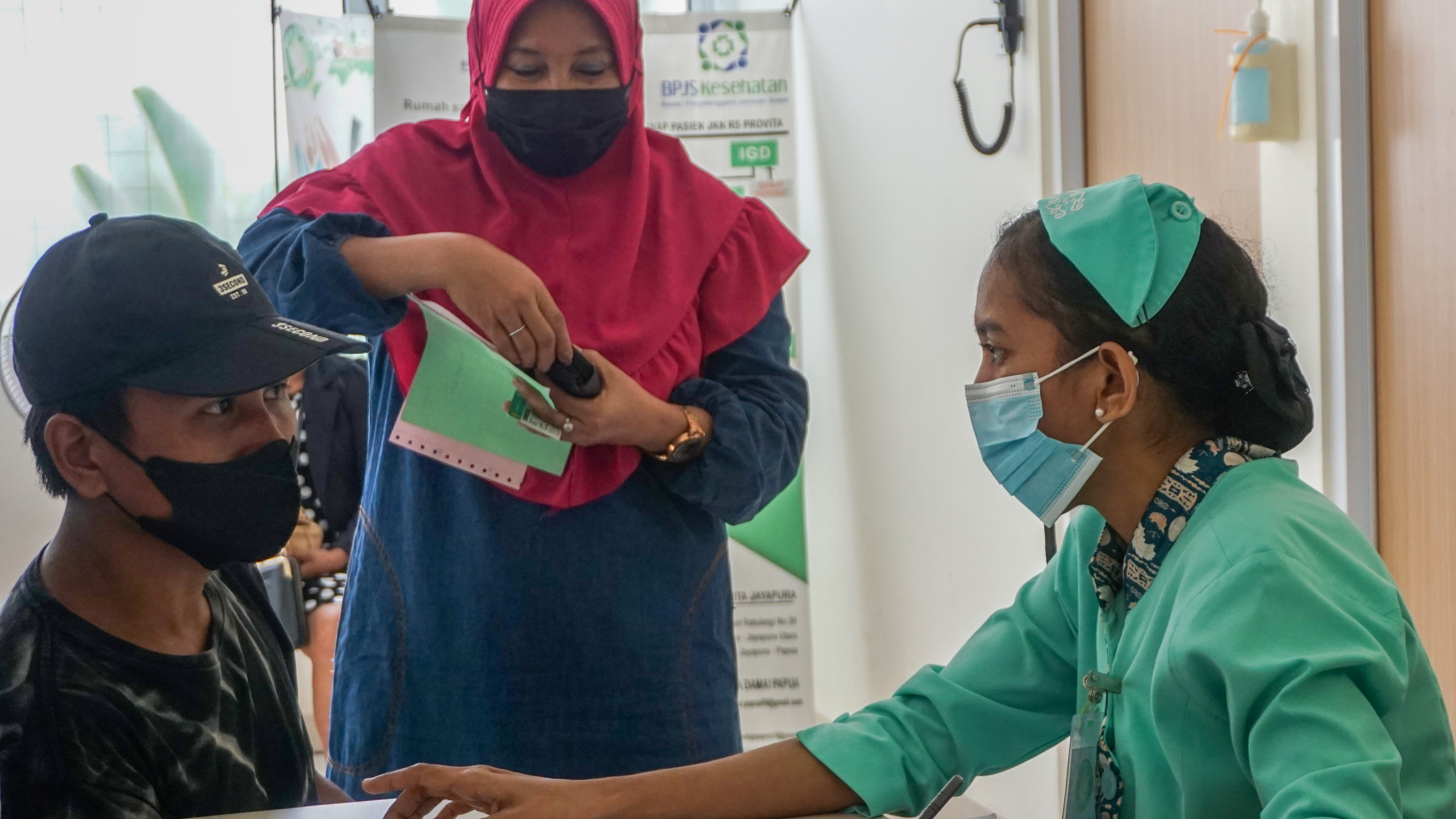 Petugas memeriksa rekam medis peserta Badan Penyelenggara Jaminan Sosial (BPJS) di Rumah Sakit Provita Jayapura, Papua.