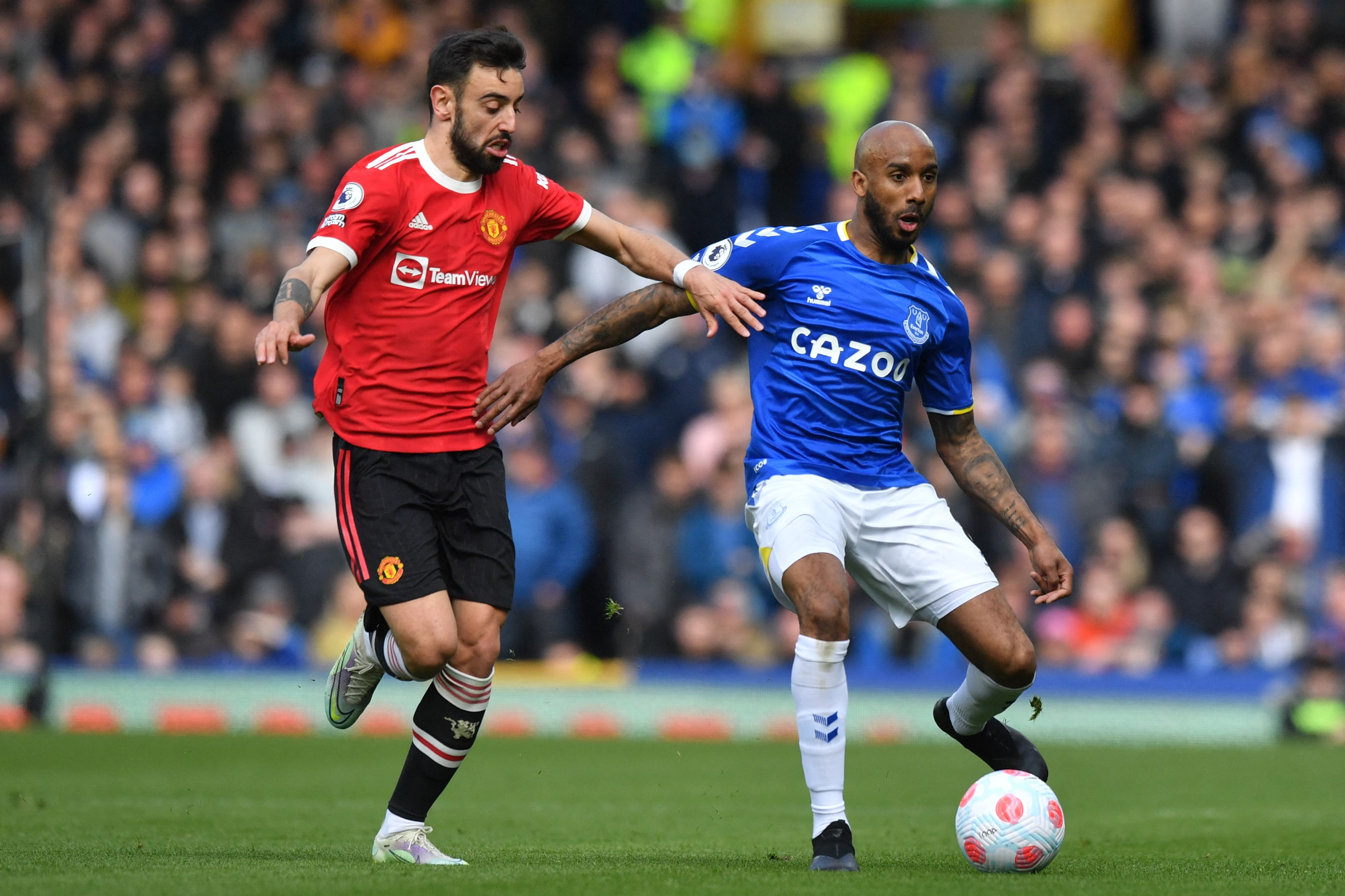 Gelandang Everton Fabian Delph (kanan)