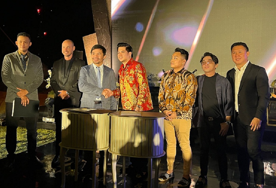 Manny Pacquiao (tiga kiri). 