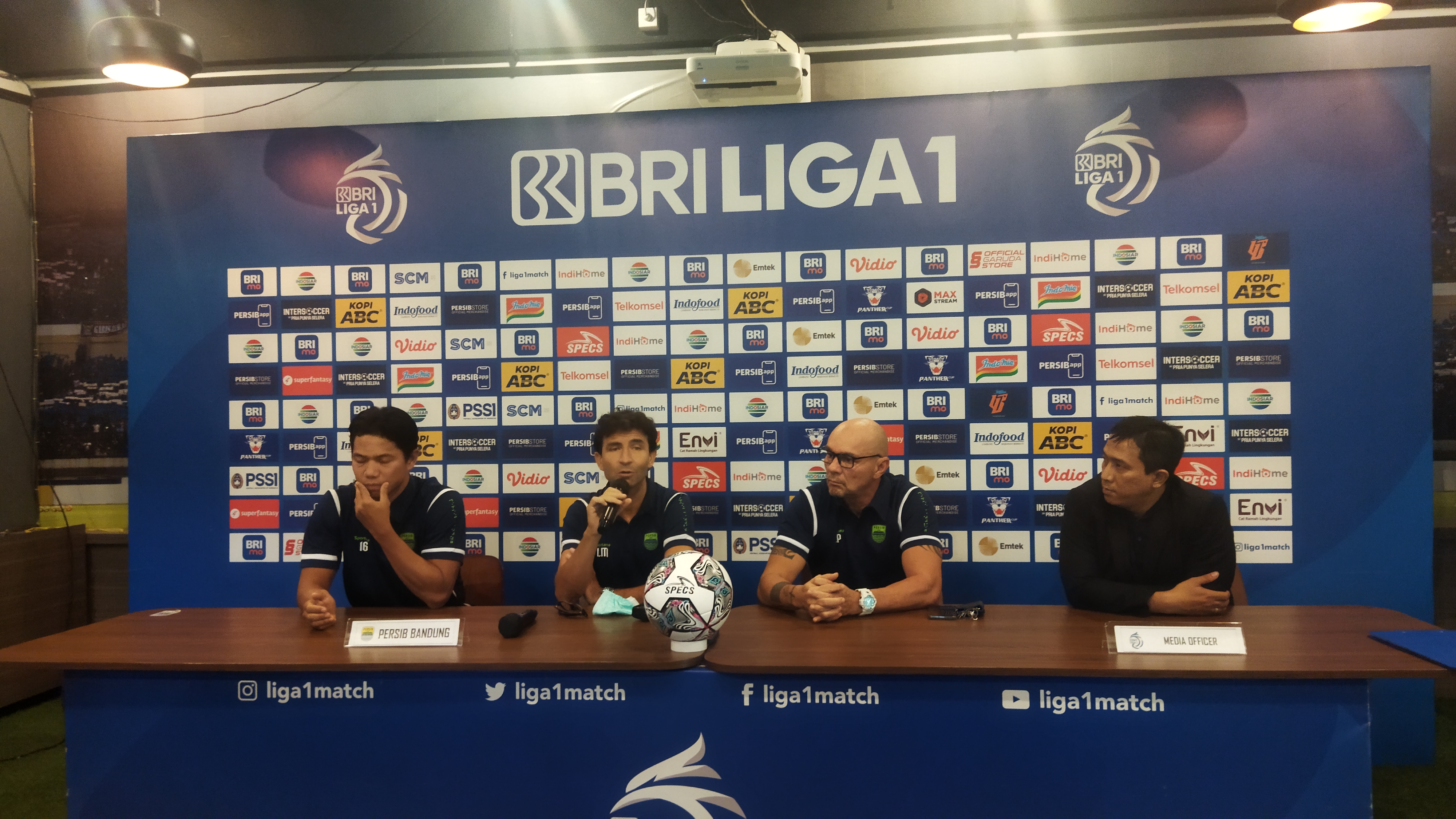 Pelatih Persib Bandung Luis Milla memberikan keterangan pers soal kesiapan timnya