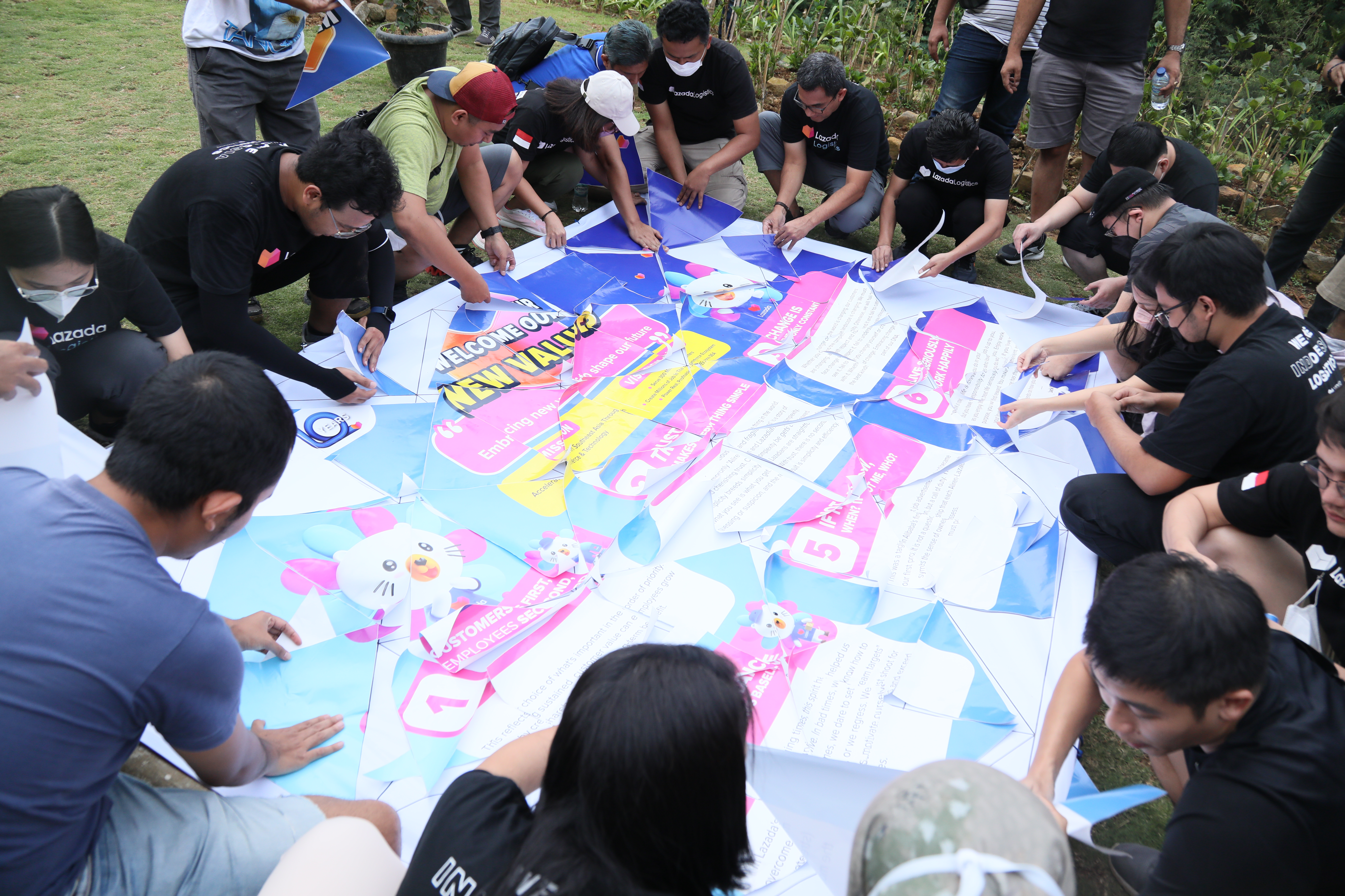 Para karyawan Lazada berlatih mengelola stres agar kesehatan mental mereka tetap terjaga.