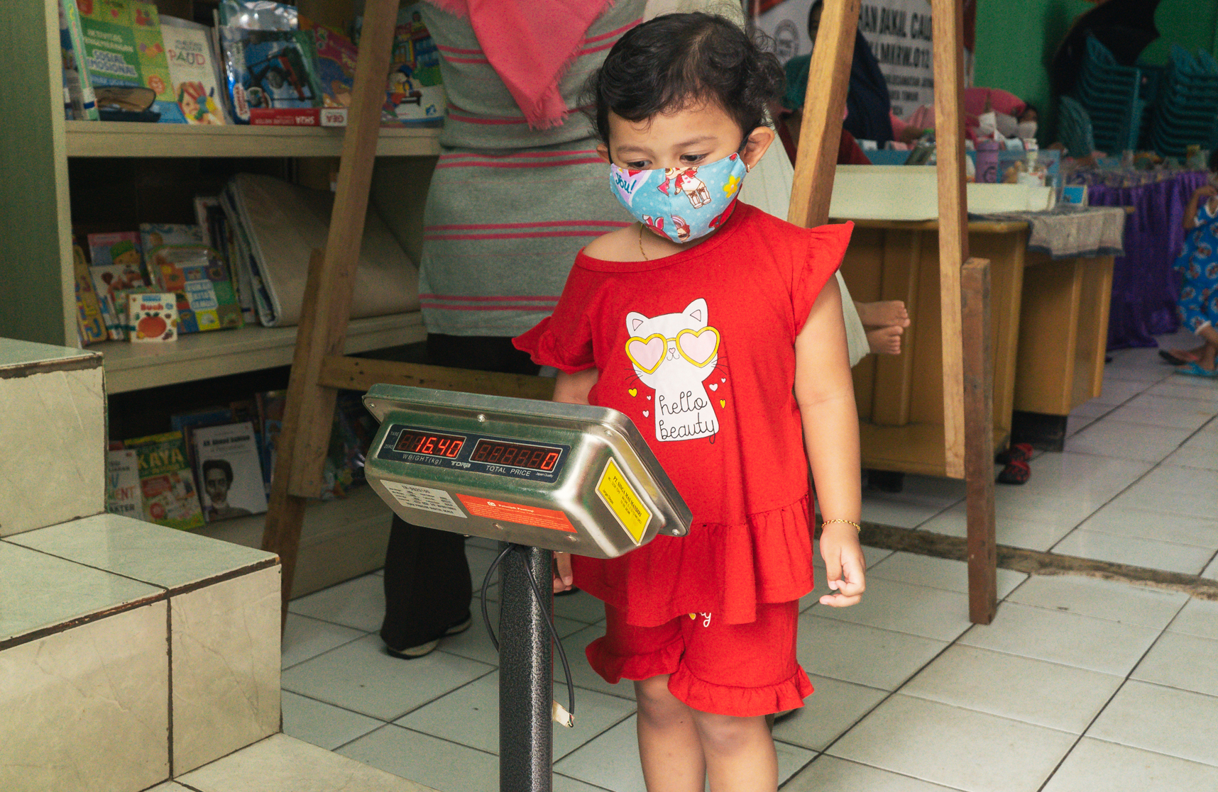 Pengecekan berat badan anak dalam upaya mencegah stunting di Posyandu di Kabupaten Kotawaingin, Kalteng.