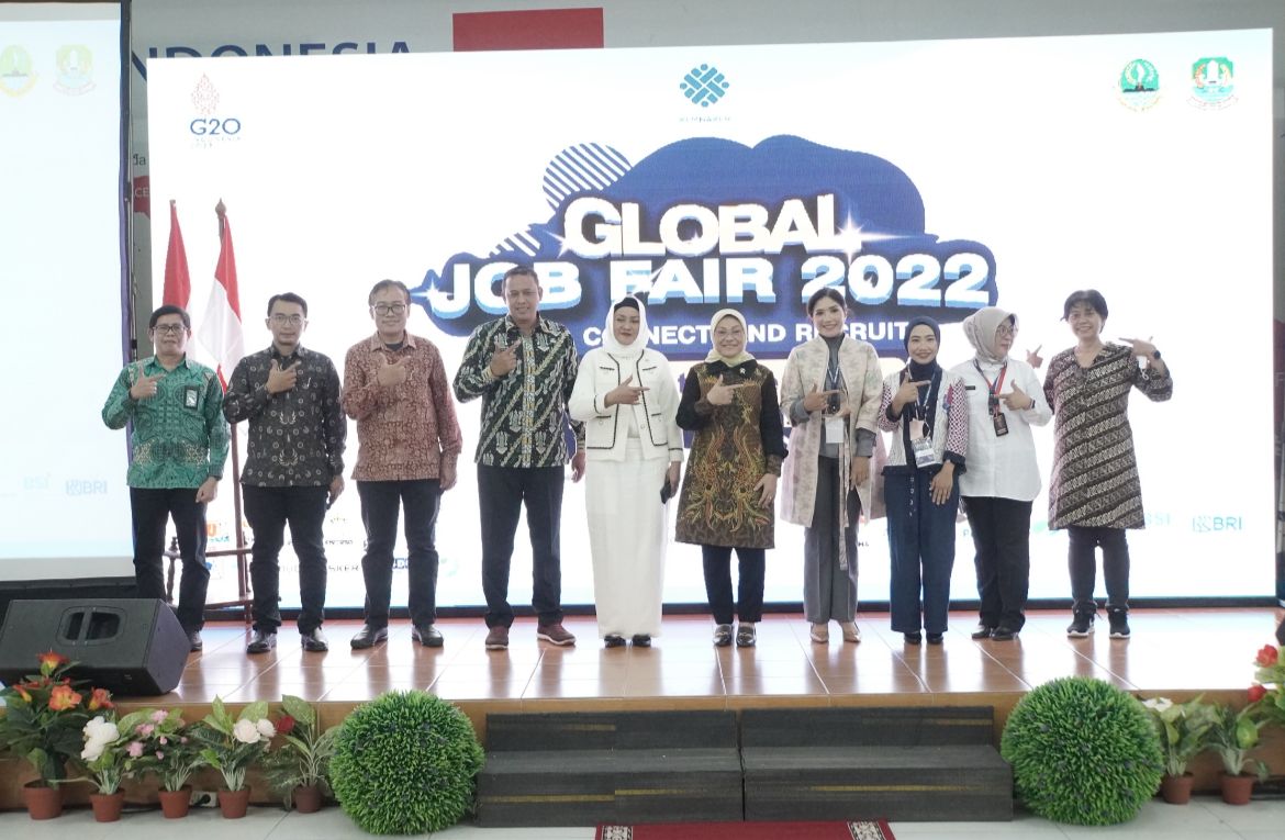 Menaker Ida Fauziyah menghadiri pembukaan Global Job Fair 2022 di Gedung BBPVP, Kota Bekasi, Jawa Barat.