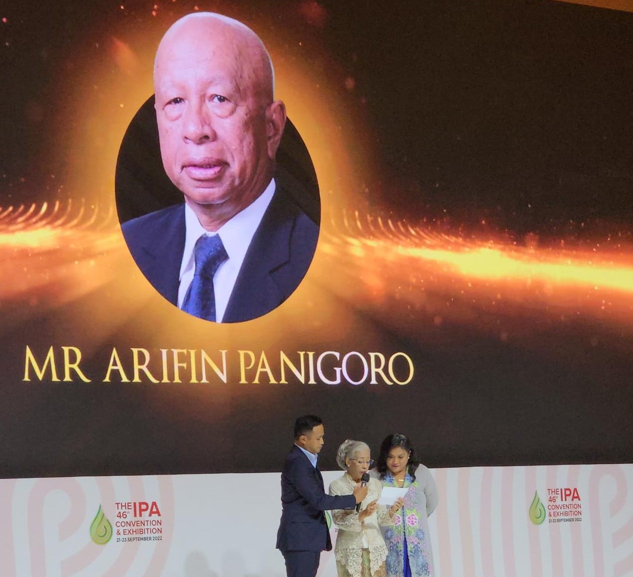 Penyerahan penghargaan Lifetime Achievement kepada Alm Arifin Panigoro