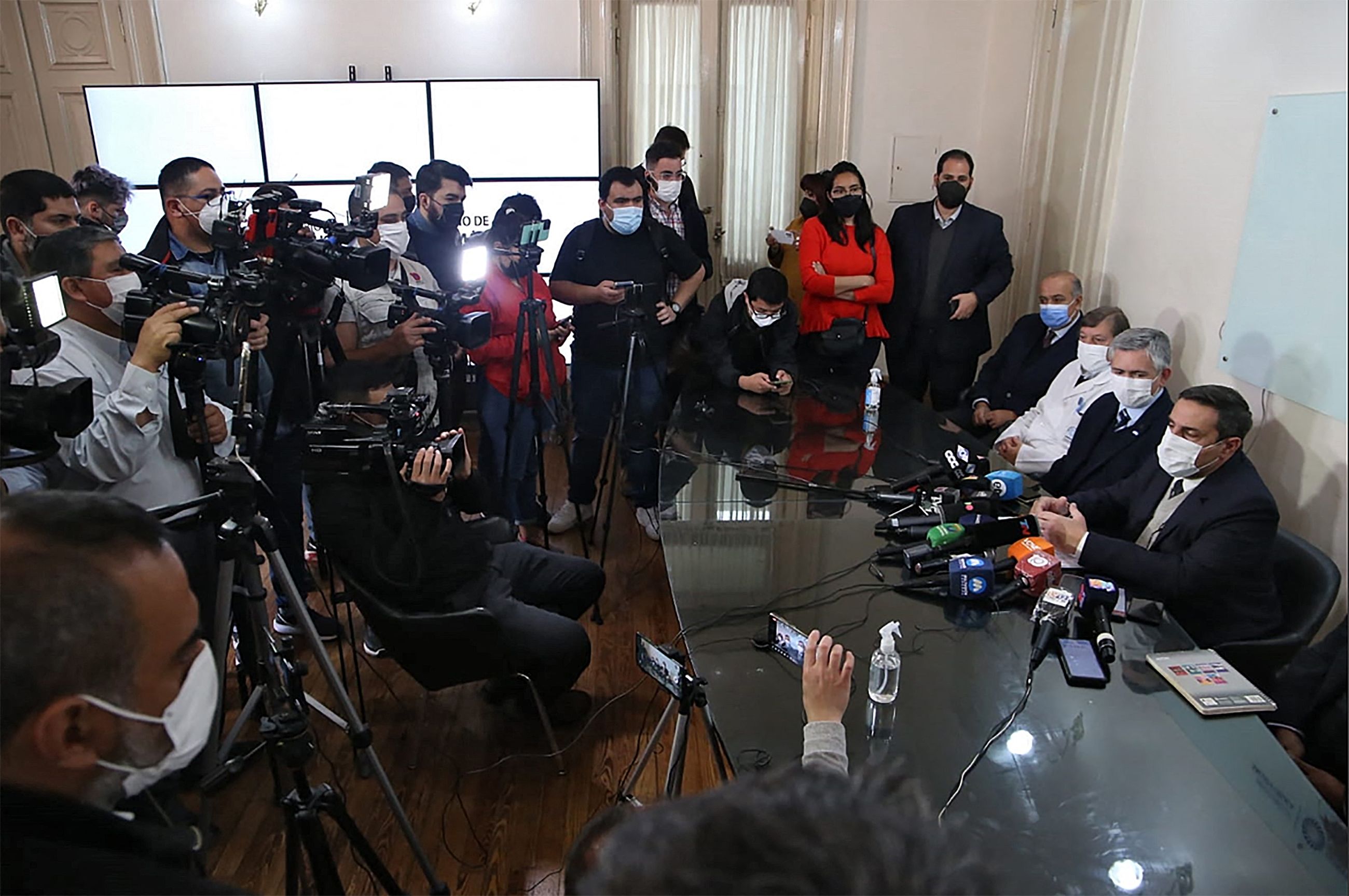 PNEUMONIA: Menteri Kesehatan Prov. Tucuman Luis Medina Ruiz (kanan) mengumumkan kematian orang ketiga dengan pneumonia misterius (1/9/2022)