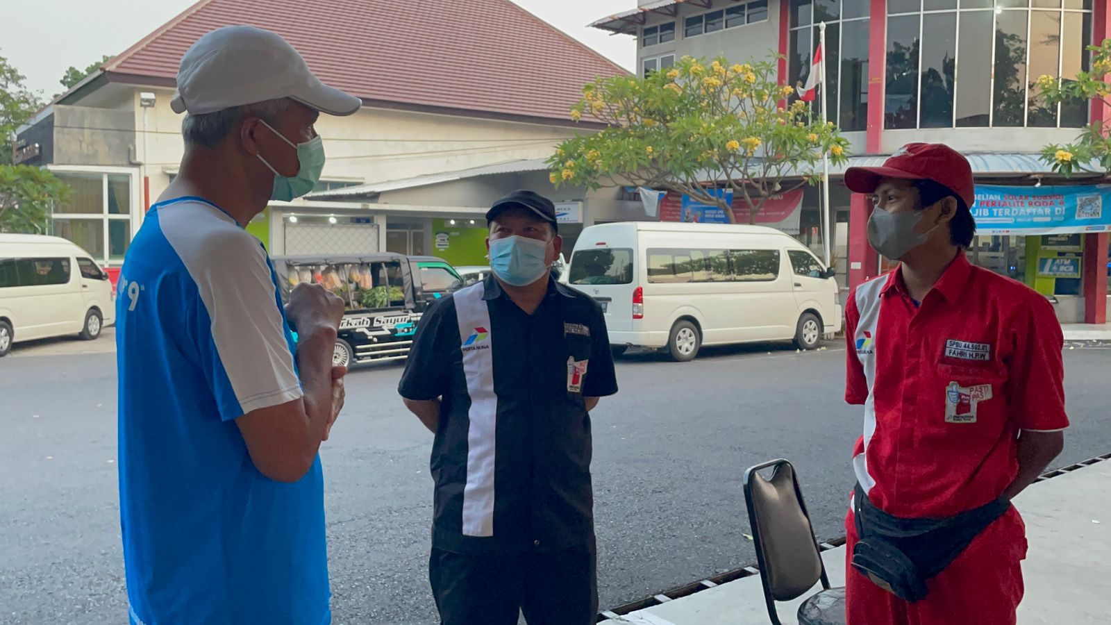 Gubernur Jateng Ganjar Pranowo berdialog dengan petugas SPBU Gajahmungkur di Semarang, Rabu (7/9).  
