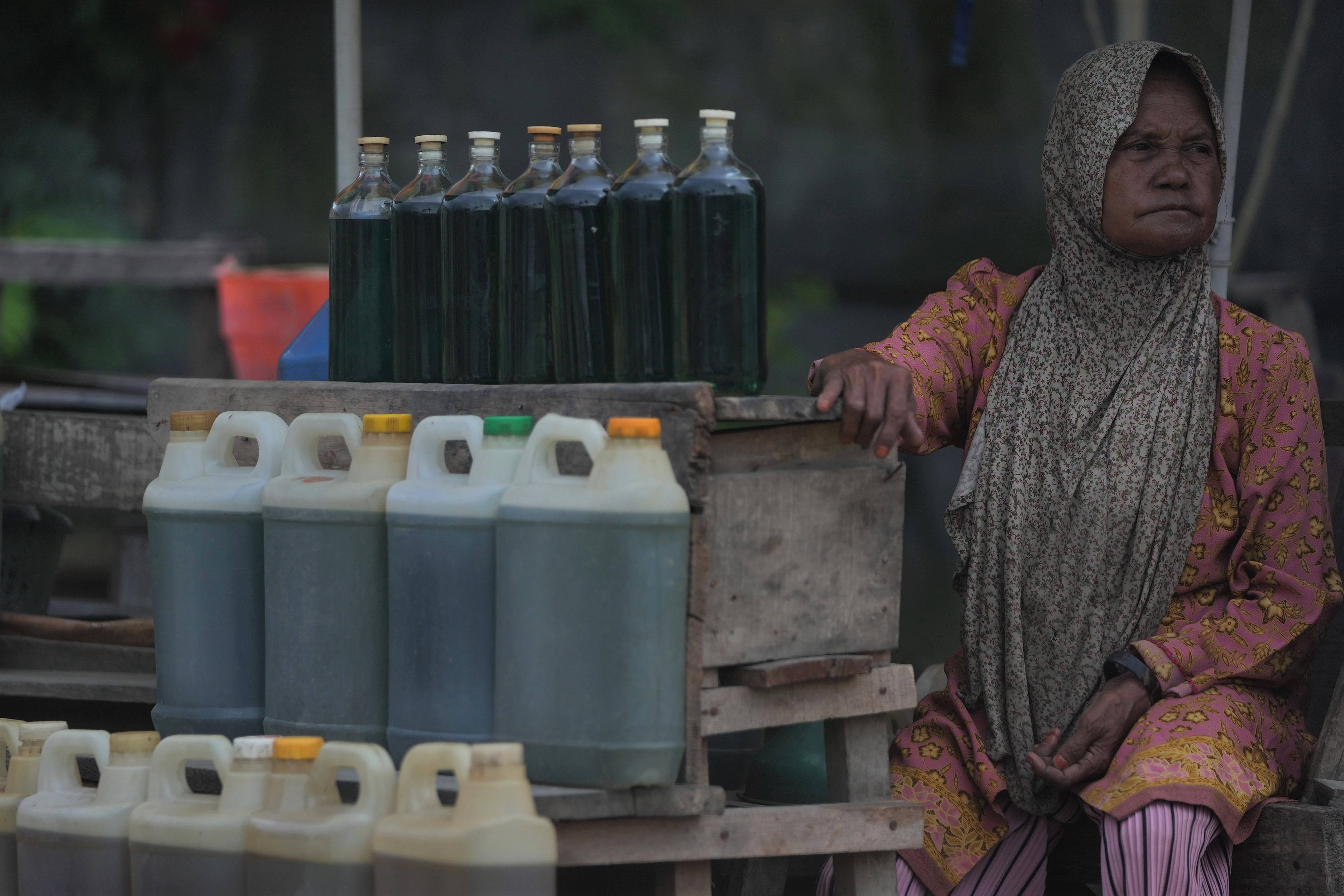 Penjual BBM eceran menunggu pembelinya diareal tidak jauh dari salah satu SPBU di Kendari, Sulawesi Tenggara, Senin (19/9).