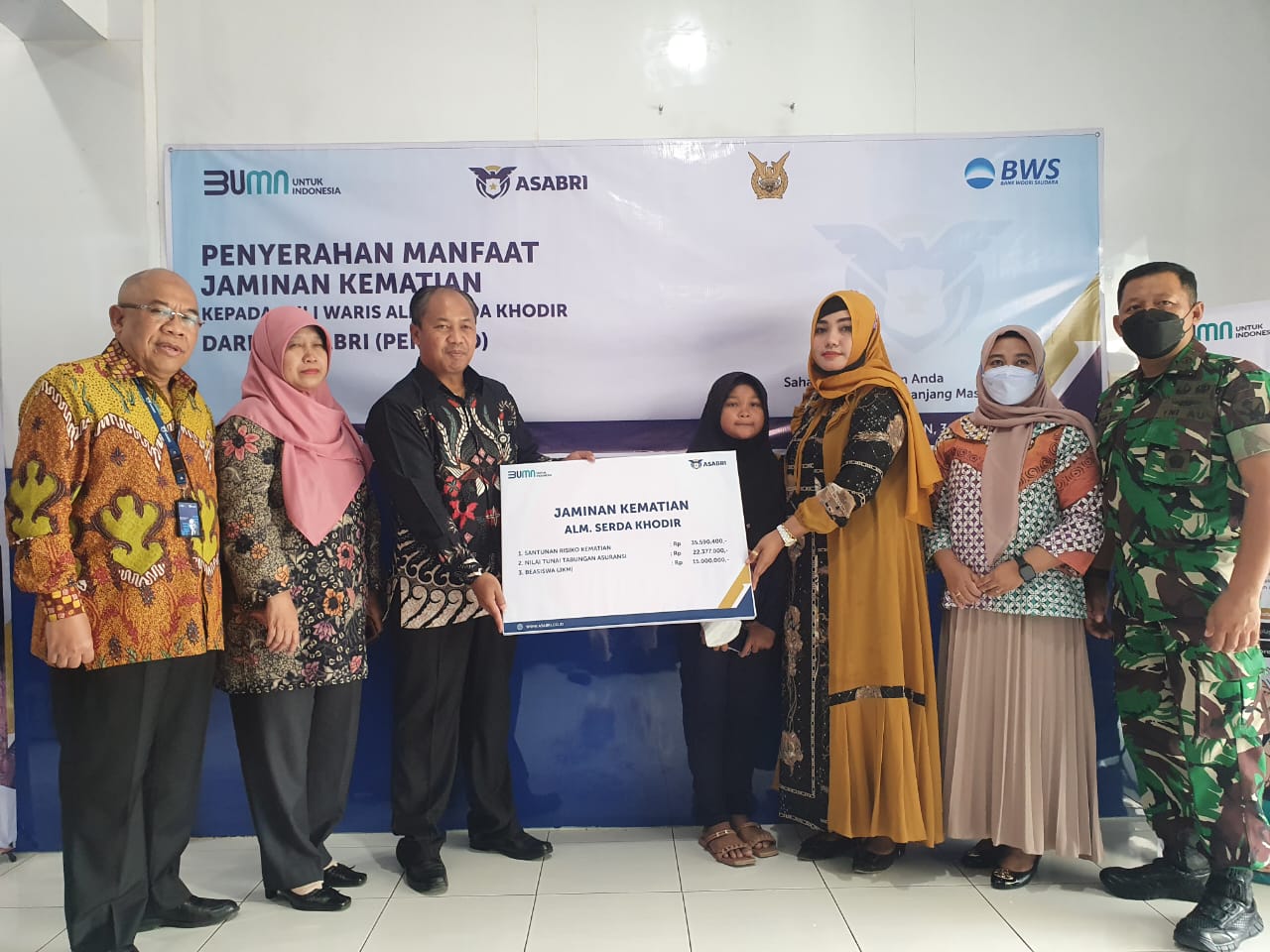 Penyerahan santuan manfaat asuransi PT Asabri kepada ahli waris peserta.