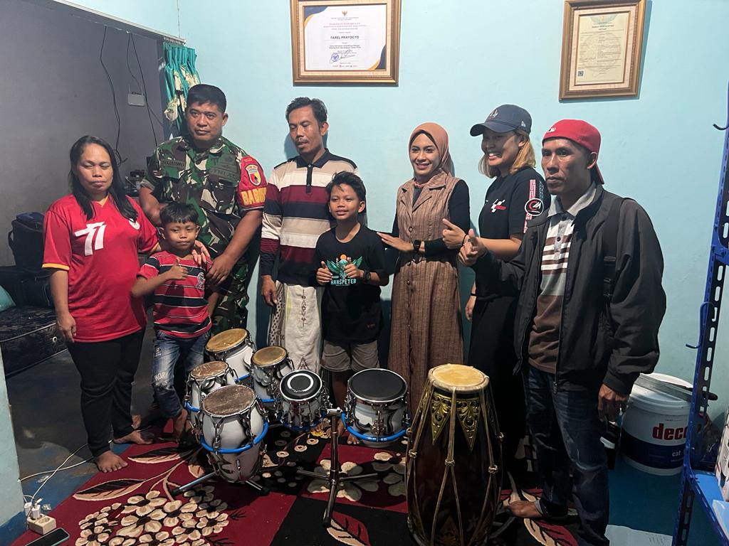  Penyanyi cilik Farel Prayoga (tengah) menerima satu set kendang dari Gubernur Jateng Ganjar Pranowo. 