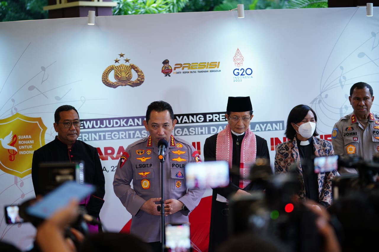 Kapolri saat menghadiri kegiatan penganugerahan juara lomba vocal group dan solo lagu rohani kristiani di Gedung PTIK.