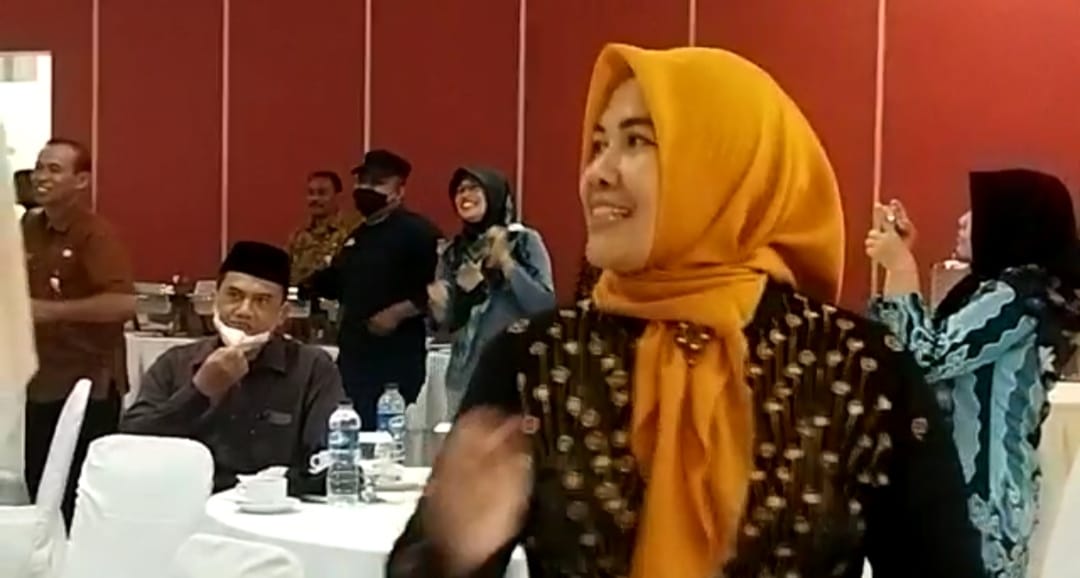 Komisioner KPU Kota Tegal  Lies Herawati memberikan keterangan pada jurnalis.